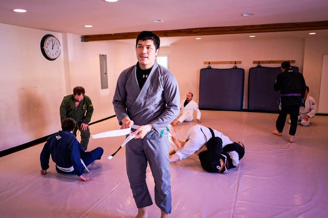 岡見勇信さんのインスタグラム写真 - (岡見勇信Instagram)「円相柔術へ。代表はケイスケさん。UFCでトキーニョと試合が決まり、その際ポートランドでファイトキャンプを張った時、足関節対策でお世話に。その後トキーニョの怪我で相手は変更になったが、得た経験は宝。ケイスケさんの足関節のバリエーションが更に増し、勉強になった。ありがとうございました。  #ONEchampionship #weareone #ufc #bellator #MMA #exfight #underarmour #therock #bjj #grappling #柔術　#ensobjj」2月27日 16時35分 - _yushin_okami_