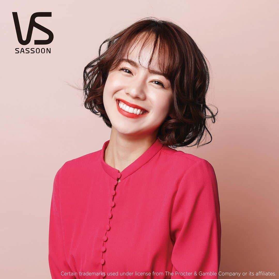 ヴィダルサスーン・ヘアアイロン【公式】さんのインスタグラム写真 - (ヴィダルサスーン・ヘアアイロン【公式】Instagram)「オートカールアイロンで作る、カールスタイル。 . 髪の長さを変えなくても、オートカールアイロンで巻けばいつもと違った印象に✨ぜひ試してみて😘 .  オートカールアイロン 品番：VSA-1110/RJ(レッド), VSA-1110/KJ(ブラック) ※オープン価格 全国の家電量販店で販売中！在庫状況や価格はお近くのお店にお問い合わせください🦁 .  #vidalsassoon #ヴィダルサスーン #ヘアアイロン #アイロン #コテ #カールアイロン #オートカールアイロン #オートカール #vsヘアアイロン #ヘアスタイル #ヘアアレンジ #ヘアアレンジ簡単 #セルフヘアアレンジ #簡単ヘアアレンジ #巻き髪 #巻き髪アレンジ #ボブ #ボブアレンジ #ボブヘアー  #ボブスタイル #大人可愛い #春コーデ #春服コーデ #春カラー #春メイク」2月27日 16時35分 - vs_hairiron_official