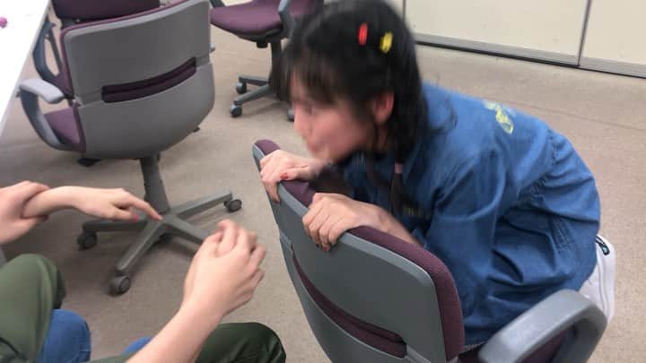 ニコ☆プチのインスタグラム：「🚔⁇ 見ると元気が出る⁇笑 よくわからない動画置いときます😚笑 . . 長時間の撮影でテンション壊れ気味🤪笑 #ちゃま警察なのかな👮‍♂️ #あほかわいい  #逃げるえこるき #見守るめいみう #回るこはな #有坂心花  #石山えこ  #関谷瑠紀  #本多萌愛  #丸山真亜弥  #和田美羽」