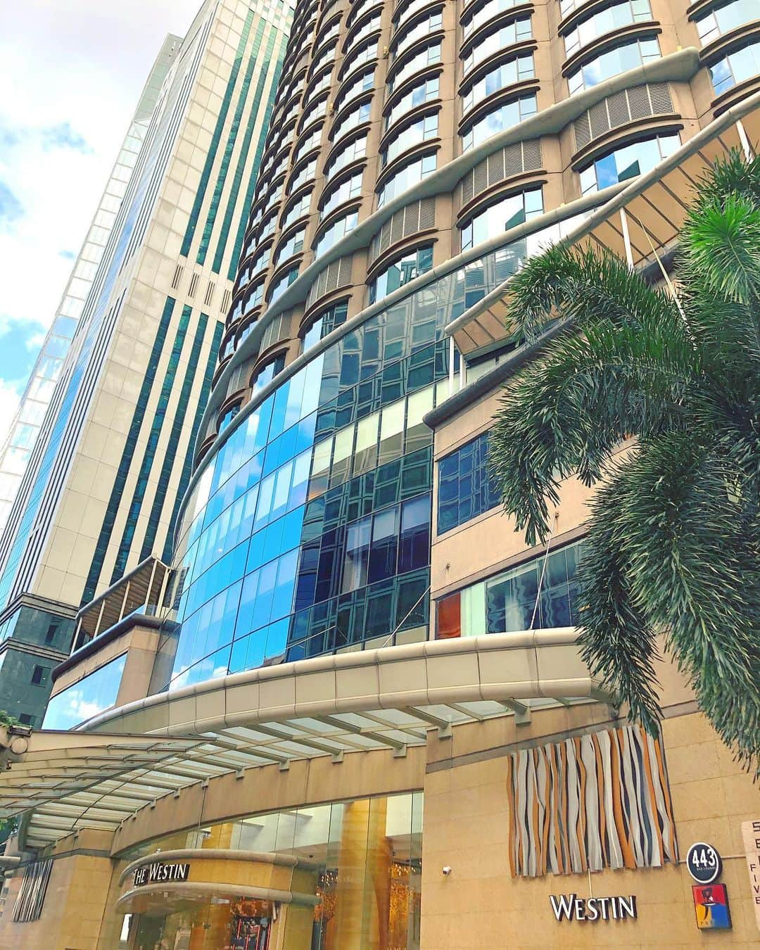 東條恭子さんのインスタグラム写真 - (東條恭子Instagram)「. . The Westin Kuala Lumpur💙 滞在先の内の一つウェスティンホテルは、 前投稿のパビリオンも目の前という好立地! お部屋もとっても快適です♡ パビリオン前の噴水広場は定番撮影スポット🎶 . dress... #andyoudressingroom bag... #marni & #andyoudressingroom  インポートドレスはイロチで持参💗 . #ウェスティンホテル #ウェスティン #ウェスティンホテルクアラルンプール #westin #westinhotel #westinhotelkualalumpur #trip #vacation #旅行 #旅行大好き #旅行好き #旅行好きな人と繋がりたい #旅行好き女子 #海外旅行 #海外旅行好きな人と繋がりたい #海外旅行大好き #malaysia #kl #kualalumpur #帰国子女 #旅女子 #タビジョ #タビジョと繋がりたい #旅スタグラム #バイリンガル」2月27日 15時09分 - kyoko_tojo