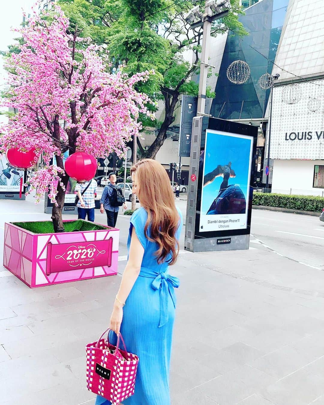 東條恭子さんのインスタグラム写真 - (東條恭子Instagram)「. . The Westin Kuala Lumpur💙 滞在先の内の一つウェスティンホテルは、 前投稿のパビリオンも目の前という好立地! お部屋もとっても快適です♡ パビリオン前の噴水広場は定番撮影スポット🎶 . dress... #andyoudressingroom bag... #marni & #andyoudressingroom  インポートドレスはイロチで持参💗 . #ウェスティンホテル #ウェスティン #ウェスティンホテルクアラルンプール #westin #westinhotel #westinhotelkualalumpur #trip #vacation #旅行 #旅行大好き #旅行好き #旅行好きな人と繋がりたい #旅行好き女子 #海外旅行 #海外旅行好きな人と繋がりたい #海外旅行大好き #malaysia #kl #kualalumpur #帰国子女 #旅女子 #タビジョ #タビジョと繋がりたい #旅スタグラム #バイリンガル」2月27日 15時09分 - kyoko_tojo