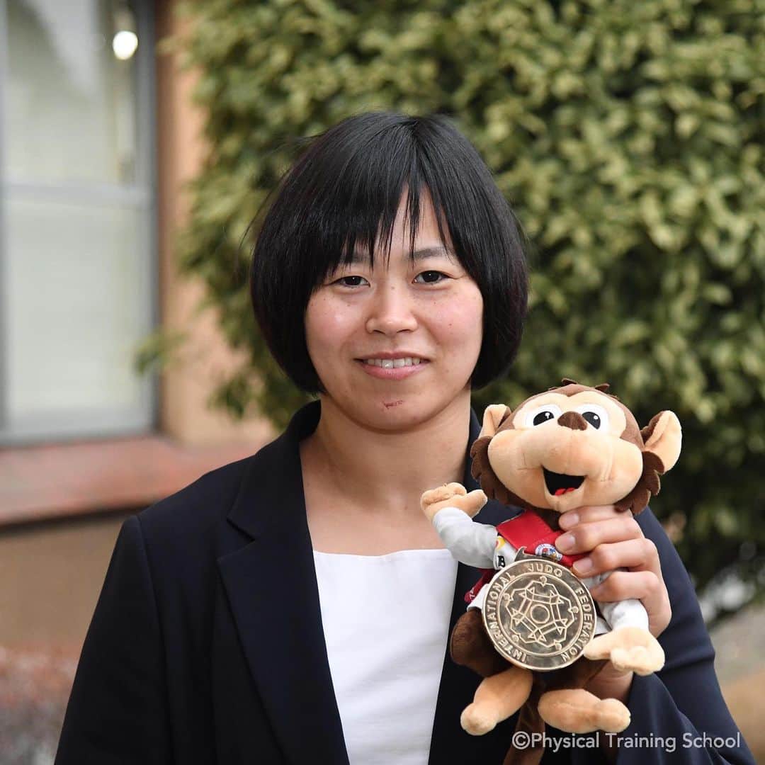 自衛隊体育学校広報【公式】さんのインスタグラム写真 - (自衛隊体育学校広報【公式】Instagram)「* いつもあたたかい応援をいただきまして、ありがとうございます。  本日、柔道女子78kg級の #濵田尚里 ２等陸尉が #東京オリンピック の代表に内定致しました！ . . 2018年９月25日、自身28歳の誕生日に世界女王となった濵田２尉が初めてのオリンピック出場を決めました。  2019 年８月に行われた世界柔道で個人・銀メダル、団体・金メダル、同年11月に行われたグランドスラム大阪で銀メダルを獲得。 そして2020年２月に行われたグランドスラム デュッセルドルフで悲願の金メダルを獲得し、同階級での代表に選出されました。 『寝技の女王』との呼び声も高い濵田２尉。 これから得意の寝技、そして立ち技でもさらに技を磨き、東京オリンピック金メダル獲得に向け邁進して参ります！ . . . 引き続き、熱いご声援をよろしくお願い致します！ . . #自衛隊体育学校 #自衛官アスリート #柔道 #柔道女子 #ippon #日本の柔道 #技あり #寝技の女王 #悲願の金メダル #代表内定 #sportsphotography #jsdf #physical_training_school #wrestling #boxing #JUDO #weightlifting  #shooting #archery #swimming #modern_pentathlon #athletics #canoe_sprint  #womens_rugby_football」2月27日 15時19分 - pts_pr_official