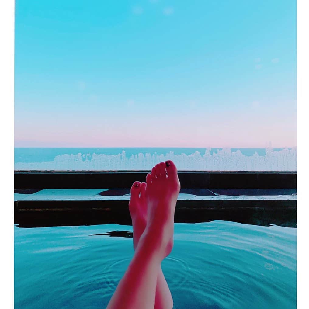 百合華さんのインスタグラム写真 - (百合華Instagram)「茨城の大洗温泉へやってきました🥰 ﻿ 『旧大洗岬灯台』に打ち寄せる波と幻想的な夕焼け空に癒されながらの温泉タイム♨️ ﻿ こちらのお宿へたどり着く前に近くのゴルフ場内のクラシカルなカフェへ立ち寄って、軽い冗談で『たい焼きセットで🎶』って注文してみたら本当に出てきてビックリww❤️ ﻿ 日本は素敵なおもてなしの国デスネ😌💕 #japan  #日本 #茨城  #大洗 #大洗温泉  #大洗海岸  #灯台 #幻想的 #夕焼け #癒される #温泉タイム #ゴルフ場 #カフェタイム #たい焼き #おもてなし #travel  #travelgram」2月27日 15時21分 - yurika.lovelily