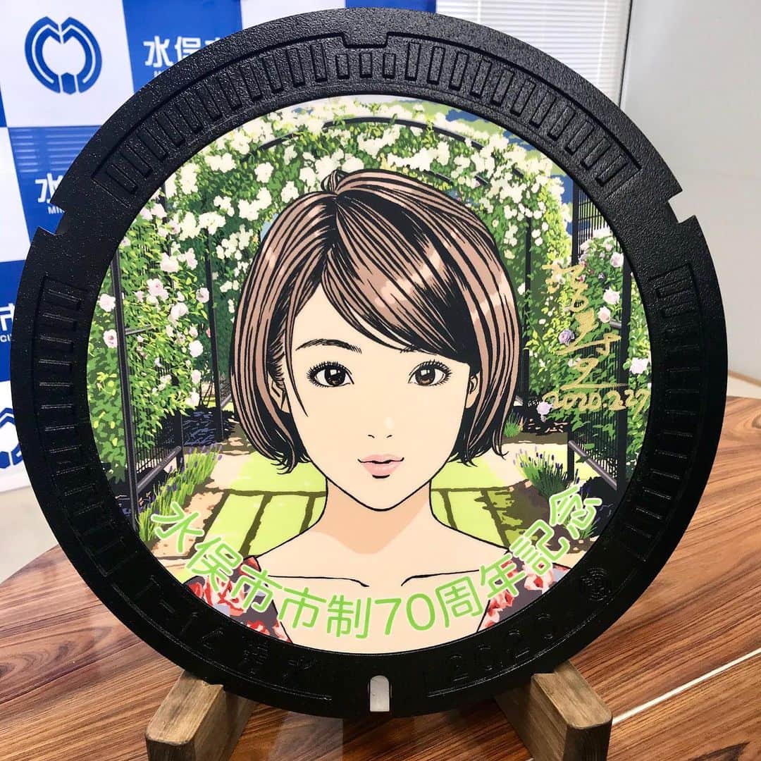 江口寿史のインスタグラム：「水俣市市制70周年記念マンホール発表会でした。実際に町の道路に設置したところを見たかったな。設置は３月から順次とのこと。」