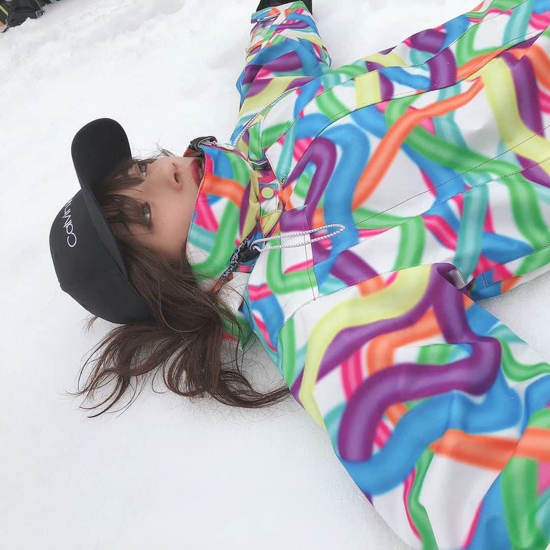 福山あさきさんのインスタグラム写真 - (福山あさきInstagram)「. . 初のスノボで足が痣だらけに。 写真は力尽きたあさ姉👼 . スノボは絶対に出来ないって決めつけてやって来なかったから、挑戦してみて良かった！✨ . 二日目にはある程度スイスイ滑れるようになって楽しかった！来年もまたやりたいな🏂💨 . . #あさ姉 #福山あさき #スノボ #スキーウェア  #全部雪のせいだ」2月27日 15時27分 - fukuyama_asaki
