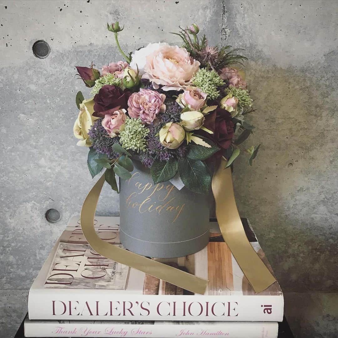 畑野ひろ子さんのインスタグラム写真 - (畑野ひろ子Instagram)「@willgarden_official  gift box オーダー頂きました、アーティフィシャルでのアレンジメント。 O様、ありがとうございます。  #flower #flowers #arrangement #artificialflower #boxflower #boxarrangement #gift #willgarden」2月27日 15時32分 - hiroko_hatano_