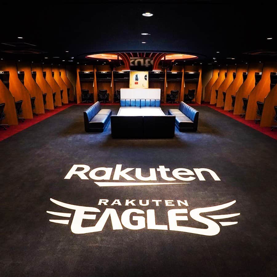 東北楽天ゴールデンイーグルスさんのインスタグラム写真 - (東北楽天ゴールデンイーグルスInstagram)「⚾️ クラブハウスの選手ロッカーが新しくなりました✨✨ 以前と違って全員と顔を合わせることができるように🙆🏻‍♂️ 誰がどこに座るのか気になりますね🤔 #rakuteneagles #NOWorNEVERいまこそ #日本一の東北へ」2月27日 15時39分 - rakuten_eagles