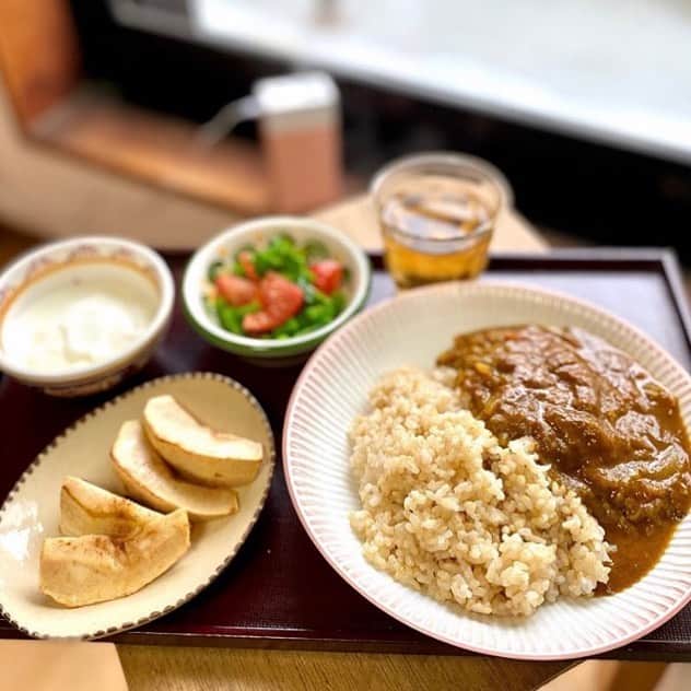 なでしこ健康生活さんのインスタグラム写真 - (なでしこ健康生活Instagram)「Repost from @okamoto.masako  発芽玄米炊いてみた。 作り置き＝残りもののカレーに合わせてみました。 餃子みたいな焼きりんご、菜花の茎のサラダ。 #なでしこ健康生活  #発芽玄米 #ひとりごはん」2月27日 15時43分 - nadeshiko_healthy_life