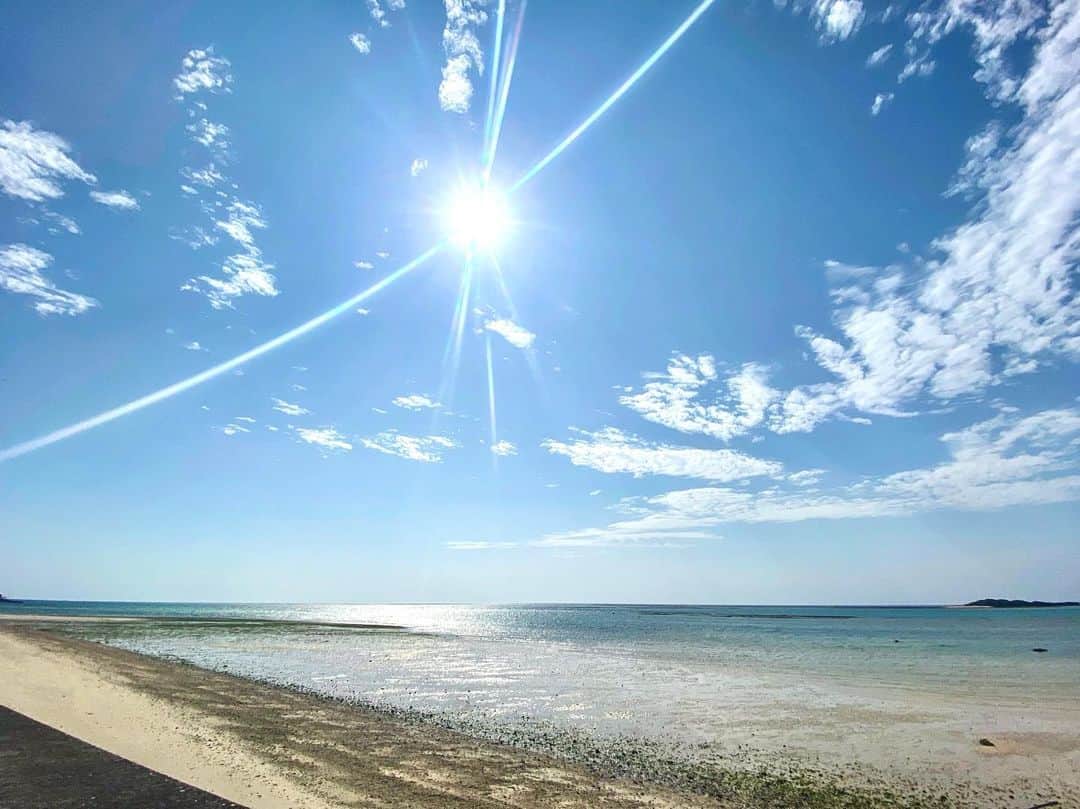 神宮 若奈さんのインスタグラム写真 - (神宮 若奈Instagram)「満ち潮の海が海らしくて好きだったけど 引き潮の海も素敵💗💗💗 . . いつもは海の中にいる 貝殻とか海藻とか岩とか石が 出てきてとっても綺麗🐚💕 . #海 #沖縄 #糸満 #美々ビーチ #小さい頃遊びまくってた #土地勘意外とある自分にびっくり #okinawa #bibibeach」2月27日 15時43分 - jinguwakana