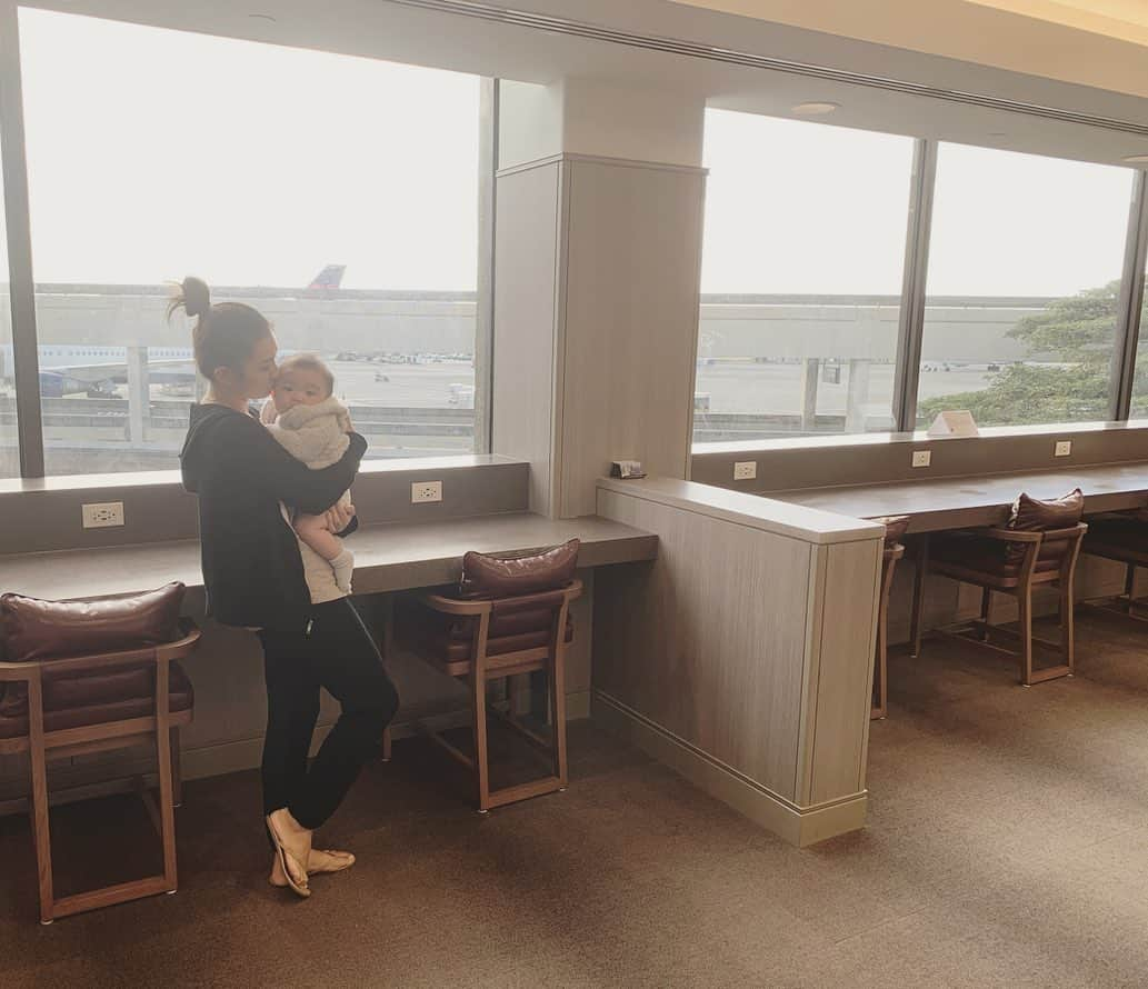 間瀬ゆきさんのインスタグラム写真 - (間瀬ゆきInstagram)「初めての飛行機🛫  JALにしたのですが、 搭乗ゲートまでベビーカー使わせてくれるし、 ベビーカーもチャイルドシートも無料で預かってもらえて 本当に助かりました✨  機内でも バシネット使わせてもらえたし、 オムツとベビーフードをいただきました🍴 ※どちらも事前の予約が必要です  オムツはMサイズをお願いしてたら、 メリーズのパンツタイプでした！ ただ、ベビーフードは生後6ヶ月の息子には まだ早い内容だったので、 あげずに持ち帰りました💦 でも、スタイもついてたし、 かわいくて満足❤  さらに行きのホノルルから成田までの飛行機では、 おもちゃもいただきました。 3種類からおもちゃを一つ選ばせてくれたので、 私は靴下をチョイス🧦  帰りの成田からホノルルでは このサービス無かったの🥺 便によるのかなー？  行きの便は、 CAさんたちが本当に優しくて、 たくさん話しかけてきてくれたり、 抱っこしてくれたり、 さらにはお手紙まで😭  感激すぎました！ こんなことしてもらえたら、 次もまたJALに乗ろう！って思っちゃうね❤ @japanairlines_jal . .  でもこれも行きの飛行機だけだったので、 乗ってるCAさんたちによるんだと思います🤔 行きのホノルルから成田は9時間もあったし、 昼間のフライトだったのもあるかも。  帰りの成田からホノルルは 6時間半しかないし深夜便だったから。  ちなみに、離陸時と着陸時はミルクを飲ませたり、 ミルクの時間に合わないとき用に こども麦茶も用意して、 とにかくその瞬間は何かを飲んでる状態にしたおかげで、 息子は耳の痛みを訴えることもなく、 ぐずったりもせず、 おとなしく過ごしてくれました✨  特に帰りの深夜便はほぼ爆睡で助かった🙏  気付いたことは、 あくまで私の個人的な感想だけど、 . . ✔バシネットの席は離着陸時荷物を上に収納しなくてはいけないので、離着陸時に使いたい物は小さなかばんなどに最初から入れておくと便利。 . ✔優先搭乗は必ず使った方がいいです。 席についてから準備がいろいろ必要だったので、周りに人がいない中で準備できるのはよかったし、CAさんたちと初めてのフライトで不安なんですって話したりできたのも、心が落ち着いてよかったです。 . ✔離着陸時やぐずったときは抱っこ紐で抱っこしながら席に座ると安心。 最初エルゴだと後ろのバックル痛いかなーと思って、konnyも持っていってたけど、エルゴの方がしっかりホールドできて安心だったし、背中のバックルも気にならなかった！ 旦那さんとも共用できるので帰りはエルゴしか機内に持ち込みませんでした。 . ✔機内食は一人ずつ食べるのがオススメ。 二人同時に食べちゃうと、バシネットで子供がぐずっても動きようがないです。 バシネットで爆睡してても、突然泣いたりすることもあるので、片方がすぐ対応できるようにしておくといいです。 食事は後でもCAさんに言えば出してもらえるし。 . ✔離陸時はミルクなどを飲ませるのがいいですが、ちゃんと滑走路を走り始めてから飲ませないと、離陸前に飲み終わっちゃうので注意。 機体が滑走路に向けて動き出しても、実際に助走を始めるまでけっこうあるので。 その間は、我が家はしまじろうの絵本でどうにか息子の気をそらさせてました ミルクに気付いちゃうと、ミルクが欲しくて泣きだしちゃったりもするので、助走が始まるまではミルクは隠しておくのもポイントでした。 着陸時は降下を始めた段階で私が耳が痛くなったので、そのタイミングで麦茶とミルクを交互にあげながら時間稼ぎしました。 . ✔ミルクは液体ミルクにしました。 アメリカの液体ミルクは哺乳瓶に移し替える必要がなくて、 そのまま捨てられるので本当に便利でした。 日本だとそれはないから難しいかもですが、それでも液体ミルクなら哺乳瓶に移し替えるだけでいいので、離着陸時とか子供がぐずってもすぐにあげられるのでオススメ。 中には受け付けない子もいるみたいなので、事前に液体ミルクに慣らしておくとよいと思います。 事前に慣らすときも、あたためたりせず、常温で飲めるように！ . ✔オムツ替えのスペースは本当に狭くてびっくりしました！ でも帰りの便で車椅子用のトイレがあることに気付き、そちらを使ったら比較的余裕があってよかったです。 ベンチもついてたので、そこに荷物置いたりもできたので。 ※機体は787でした。  と、こんなもんかなー。 また何か思い付いたら書きます！ 質問などもあったら何でも聞いてくださいね💙  #初めての飛行機 #firstflight #jal #japanairlines #飛行機コーデ #ワンマイルコーデ  #ハワイ子育て #ハワイ育児 #ハワイ出産 #ハワイ移住 #子連れハワイ #生後6ヶ月 #2019年8月生まれ #8月生まれ #男の子ママ #新米ママ #新米ママと繋がりたい #育児記録 #hawaii #ハワイ #hawaiilife #luckywelivehawaii #maseyukihawaii」2月27日 15時49分 - maseyuki