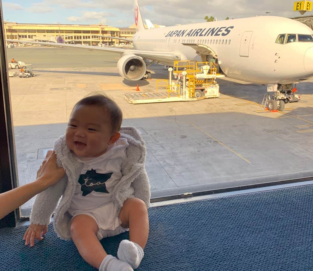 間瀬ゆきさんのインスタグラム写真 - (間瀬ゆきInstagram)「初めての飛行機🛫  JALにしたのですが、 搭乗ゲートまでベビーカー使わせてくれるし、 ベビーカーもチャイルドシートも無料で預かってもらえて 本当に助かりました✨  機内でも バシネット使わせてもらえたし、 オムツとベビーフードをいただきました🍴 ※どちらも事前の予約が必要です  オムツはMサイズをお願いしてたら、 メリーズのパンツタイプでした！ ただ、ベビーフードは生後6ヶ月の息子には まだ早い内容だったので、 あげずに持ち帰りました💦 でも、スタイもついてたし、 かわいくて満足❤  さらに行きのホノルルから成田までの飛行機では、 おもちゃもいただきました。 3種類からおもちゃを一つ選ばせてくれたので、 私は靴下をチョイス🧦  帰りの成田からホノルルでは このサービス無かったの🥺 便によるのかなー？  行きの便は、 CAさんたちが本当に優しくて、 たくさん話しかけてきてくれたり、 抱っこしてくれたり、 さらにはお手紙まで😭  感激すぎました！ こんなことしてもらえたら、 次もまたJALに乗ろう！って思っちゃうね❤ @japanairlines_jal . .  でもこれも行きの飛行機だけだったので、 乗ってるCAさんたちによるんだと思います🤔 行きのホノルルから成田は9時間もあったし、 昼間のフライトだったのもあるかも。  帰りの成田からホノルルは 6時間半しかないし深夜便だったから。  ちなみに、離陸時と着陸時はミルクを飲ませたり、 ミルクの時間に合わないとき用に こども麦茶も用意して、 とにかくその瞬間は何かを飲んでる状態にしたおかげで、 息子は耳の痛みを訴えることもなく、 ぐずったりもせず、 おとなしく過ごしてくれました✨  特に帰りの深夜便はほぼ爆睡で助かった🙏  気付いたことは、 あくまで私の個人的な感想だけど、 . . ✔バシネットの席は離着陸時荷物を上に収納しなくてはいけないので、離着陸時に使いたい物は小さなかばんなどに最初から入れておくと便利。 . ✔優先搭乗は必ず使った方がいいです。 席についてから準備がいろいろ必要だったので、周りに人がいない中で準備できるのはよかったし、CAさんたちと初めてのフライトで不安なんですって話したりできたのも、心が落ち着いてよかったです。 . ✔離着陸時やぐずったときは抱っこ紐で抱っこしながら席に座ると安心。 最初エルゴだと後ろのバックル痛いかなーと思って、konnyも持っていってたけど、エルゴの方がしっかりホールドできて安心だったし、背中のバックルも気にならなかった！ 旦那さんとも共用できるので帰りはエルゴしか機内に持ち込みませんでした。 . ✔機内食は一人ずつ食べるのがオススメ。 二人同時に食べちゃうと、バシネットで子供がぐずっても動きようがないです。 バシネットで爆睡してても、突然泣いたりすることもあるので、片方がすぐ対応できるようにしておくといいです。 食事は後でもCAさんに言えば出してもらえるし。 . ✔離陸時はミルクなどを飲ませるのがいいですが、ちゃんと滑走路を走り始めてから飲ませないと、離陸前に飲み終わっちゃうので注意。 機体が滑走路に向けて動き出しても、実際に助走を始めるまでけっこうあるので。 その間は、我が家はしまじろうの絵本でどうにか息子の気をそらさせてました ミルクに気付いちゃうと、ミルクが欲しくて泣きだしちゃったりもするので、助走が始まるまではミルクは隠しておくのもポイントでした。 着陸時は降下を始めた段階で私が耳が痛くなったので、そのタイミングで麦茶とミルクを交互にあげながら時間稼ぎしました。 . ✔ミルクは液体ミルクにしました。 アメリカの液体ミルクは哺乳瓶に移し替える必要がなくて、 そのまま捨てられるので本当に便利でした。 日本だとそれはないから難しいかもですが、それでも液体ミルクなら哺乳瓶に移し替えるだけでいいので、離着陸時とか子供がぐずってもすぐにあげられるのでオススメ。 中には受け付けない子もいるみたいなので、事前に液体ミルクに慣らしておくとよいと思います。 事前に慣らすときも、あたためたりせず、常温で飲めるように！ . ✔オムツ替えのスペースは本当に狭くてびっくりしました！ でも帰りの便で車椅子用のトイレがあることに気付き、そちらを使ったら比較的余裕があってよかったです。 ベンチもついてたので、そこに荷物置いたりもできたので。 ※機体は787でした。  と、こんなもんかなー。 また何か思い付いたら書きます！ 質問などもあったら何でも聞いてくださいね💙  #初めての飛行機 #firstflight #jal #japanairlines #飛行機コーデ #ワンマイルコーデ  #ハワイ子育て #ハワイ育児 #ハワイ出産 #ハワイ移住 #子連れハワイ #生後6ヶ月 #2019年8月生まれ #8月生まれ #男の子ママ #新米ママ #新米ママと繋がりたい #育児記録 #hawaii #ハワイ #hawaiilife #luckywelivehawaii #maseyukihawaii」2月27日 15時49分 - maseyuki