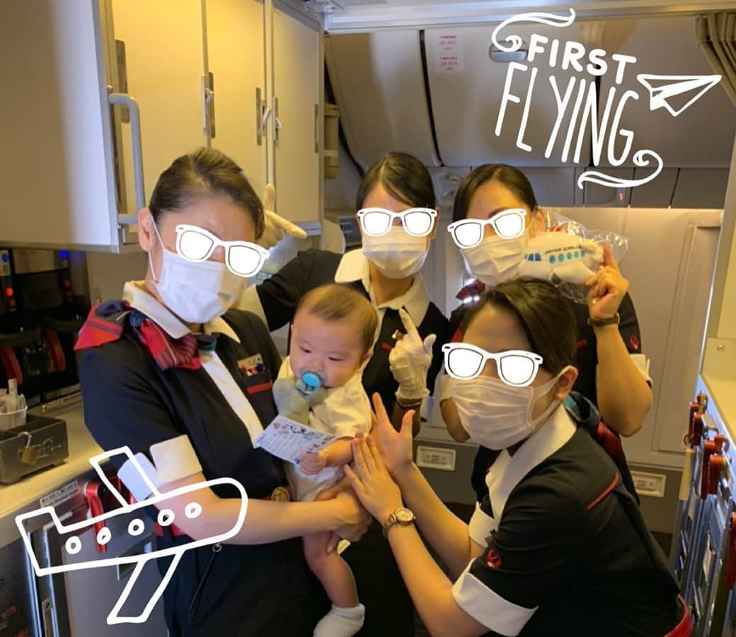 間瀬ゆきさんのインスタグラム写真 - (間瀬ゆきInstagram)「初めての飛行機🛫  JALにしたのですが、 搭乗ゲートまでベビーカー使わせてくれるし、 ベビーカーもチャイルドシートも無料で預かってもらえて 本当に助かりました✨  機内でも バシネット使わせてもらえたし、 オムツとベビーフードをいただきました🍴 ※どちらも事前の予約が必要です  オムツはMサイズをお願いしてたら、 メリーズのパンツタイプでした！ ただ、ベビーフードは生後6ヶ月の息子には まだ早い内容だったので、 あげずに持ち帰りました💦 でも、スタイもついてたし、 かわいくて満足❤  さらに行きのホノルルから成田までの飛行機では、 おもちゃもいただきました。 3種類からおもちゃを一つ選ばせてくれたので、 私は靴下をチョイス🧦  帰りの成田からホノルルでは このサービス無かったの🥺 便によるのかなー？  行きの便は、 CAさんたちが本当に優しくて、 たくさん話しかけてきてくれたり、 抱っこしてくれたり、 さらにはお手紙まで😭  感激すぎました！ こんなことしてもらえたら、 次もまたJALに乗ろう！って思っちゃうね❤ @japanairlines_jal . .  でもこれも行きの飛行機だけだったので、 乗ってるCAさんたちによるんだと思います🤔 行きのホノルルから成田は9時間もあったし、 昼間のフライトだったのもあるかも。  帰りの成田からホノルルは 6時間半しかないし深夜便だったから。  ちなみに、離陸時と着陸時はミルクを飲ませたり、 ミルクの時間に合わないとき用に こども麦茶も用意して、 とにかくその瞬間は何かを飲んでる状態にしたおかげで、 息子は耳の痛みを訴えることもなく、 ぐずったりもせず、 おとなしく過ごしてくれました✨  特に帰りの深夜便はほぼ爆睡で助かった🙏  気付いたことは、 あくまで私の個人的な感想だけど、 . . ✔バシネットの席は離着陸時荷物を上に収納しなくてはいけないので、離着陸時に使いたい物は小さなかばんなどに最初から入れておくと便利。 . ✔優先搭乗は必ず使った方がいいです。 席についてから準備がいろいろ必要だったので、周りに人がいない中で準備できるのはよかったし、CAさんたちと初めてのフライトで不安なんですって話したりできたのも、心が落ち着いてよかったです。 . ✔離着陸時やぐずったときは抱っこ紐で抱っこしながら席に座ると安心。 最初エルゴだと後ろのバックル痛いかなーと思って、konnyも持っていってたけど、エルゴの方がしっかりホールドできて安心だったし、背中のバックルも気にならなかった！ 旦那さんとも共用できるので帰りはエルゴしか機内に持ち込みませんでした。 . ✔機内食は一人ずつ食べるのがオススメ。 二人同時に食べちゃうと、バシネットで子供がぐずっても動きようがないです。 バシネットで爆睡してても、突然泣いたりすることもあるので、片方がすぐ対応できるようにしておくといいです。 食事は後でもCAさんに言えば出してもらえるし。 . ✔離陸時はミルクなどを飲ませるのがいいですが、ちゃんと滑走路を走り始めてから飲ませないと、離陸前に飲み終わっちゃうので注意。 機体が滑走路に向けて動き出しても、実際に助走を始めるまでけっこうあるので。 その間は、我が家はしまじろうの絵本でどうにか息子の気をそらさせてました ミルクに気付いちゃうと、ミルクが欲しくて泣きだしちゃったりもするので、助走が始まるまではミルクは隠しておくのもポイントでした。 着陸時は降下を始めた段階で私が耳が痛くなったので、そのタイミングで麦茶とミルクを交互にあげながら時間稼ぎしました。 . ✔ミルクは液体ミルクにしました。 アメリカの液体ミルクは哺乳瓶に移し替える必要がなくて、 そのまま捨てられるので本当に便利でした。 日本だとそれはないから難しいかもですが、それでも液体ミルクなら哺乳瓶に移し替えるだけでいいので、離着陸時とか子供がぐずってもすぐにあげられるのでオススメ。 中には受け付けない子もいるみたいなので、事前に液体ミルクに慣らしておくとよいと思います。 事前に慣らすときも、あたためたりせず、常温で飲めるように！ . ✔オムツ替えのスペースは本当に狭くてびっくりしました！ でも帰りの便で車椅子用のトイレがあることに気付き、そちらを使ったら比較的余裕があってよかったです。 ベンチもついてたので、そこに荷物置いたりもできたので。 ※機体は787でした。  と、こんなもんかなー。 また何か思い付いたら書きます！ 質問などもあったら何でも聞いてくださいね💙  #初めての飛行機 #firstflight #jal #japanairlines #飛行機コーデ #ワンマイルコーデ  #ハワイ子育て #ハワイ育児 #ハワイ出産 #ハワイ移住 #子連れハワイ #生後6ヶ月 #2019年8月生まれ #8月生まれ #男の子ママ #新米ママ #新米ママと繋がりたい #育児記録 #hawaii #ハワイ #hawaiilife #luckywelivehawaii #maseyukihawaii」2月27日 15時49分 - maseyuki