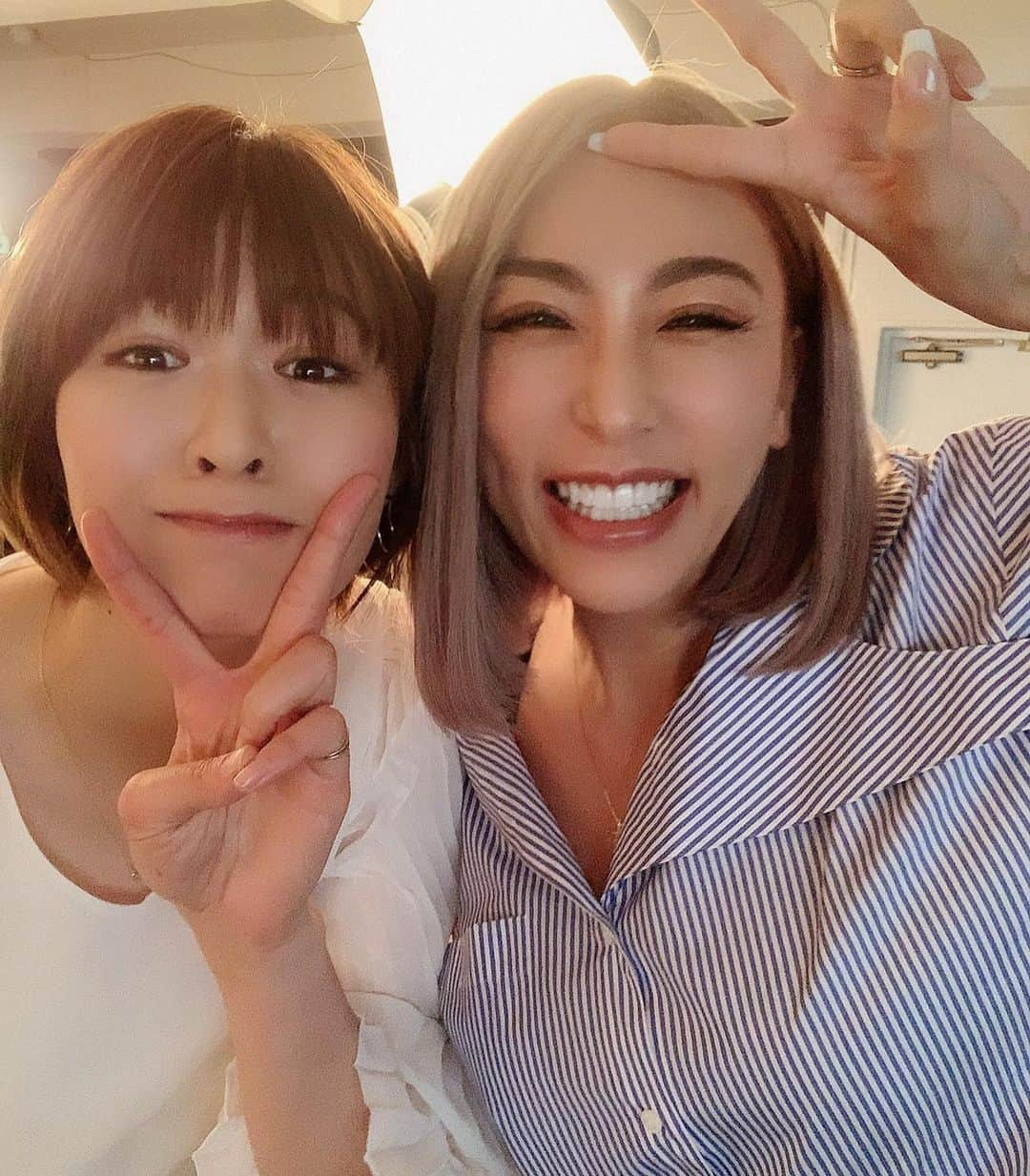 GENKINGさんのインスタグラム写真 - (GENKINGInstagram)「この前　@saoriiiii819 ちゃんと一緒の撮影で、急遽メイクさんが来れなかったので、私が顔から髪までフルメイクさせてもらえる事に💋 私は自分をメイクするのも好きだけど、誰かにメイクするのも大好き❤ 私はほっぺを艶にするのが好きなので、さおりちゃんもハイライトでつるつるに仕上げてみた😍 またメイクさせてねー❤️❤️❤️」2月27日 15時50分 - _genking_