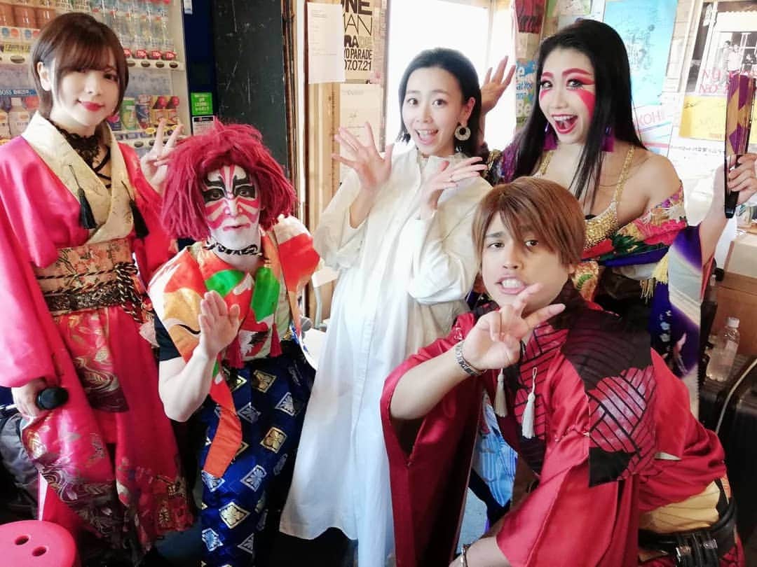 畠山智妃のインスタグラム：「先日のちゃきかくでの写真であります🤗  緊張していたソロ… 妊婦🤰なのを言い訳にしたくないけど（と、言いつつ言い訳する気満載w）やはり苦手な音域が腹圧かけれなくてなかなか歌えなくなってたり、そーすると喉が緊張しちゃって…どんどんだめになっていくのを感じた瞬間もありました…😭 だけど、綺麗な歌声を聴かせる!!というよりも、元気に出産をすることと同じくらい、ママになっても歌うことが楽しいって思える場を失くしたくなくてライブを続けているから、楽しもうって心がけてたら、途中で緊張解す事が出来た気がします💦Σ(´∀｀；)なんとか…ふぅ。  琴美とは、MCで何度も言いましたが…ほんっとに長いこと組んでます…  互いにその日の歌い方が歌いながらわかるんですょ、だから、合わせにいくことが瞬時にできる…  ロングトーンもビブラートも※ちょいと専門用語？歌いながらわかる。 ブレスもわかる、いつ吸うか… そんな2人だから、息を合わせ、楽しくMonKeroのステージ歌わせてもらえました🎵🙉🐸❤ 相変わらず、脈絡もオチもないMCを長々と失礼しました… あの時間には、ただ我々が楽しい、というだけなんです。（笑）すいません…  温かく見守ってくださりありがとうございました❤  最後は、影-SHADOWのメンバーともコラボさせてもらい、 千本桜🌸と恋がしたい！を一緒に盛り上げちゃいましたょ🤗  千本桜🌸は、 私だけ、チビっこですゎね…（笑） お着物？羽織らせてもらい扇子持たせてもらったけど（笑）なかなか馴染めず…  恋がしたい！は、相変わらずお客さまのエネルギーが感じられて幸せでした😙✨ ほんとにほんとにみなさま、 ありがとうございましたぁぁぁ！！！！！！！ 無事出産できましたら、 活動再開いたしますので！ その時はまたどうぞ会いに来てください🤗  ちゃきかく❤大成功ー㊗✨ みんな、だいすきーーーーー＼(^o^)／」
