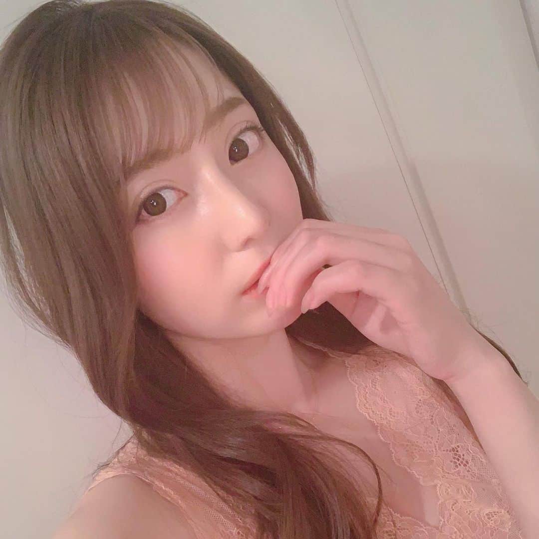 堀尾実咲のインスタグラム：「@elena__clinic にてハイドラピーリングとシャインニードルを受けてきたよお☺️ ・ ・  ピーリングはお肌のお掃除✨ 毛穴汚れ、角質、角栓、余分な皮脂を除去してぴかぴかになるの☺️ ・ ・  シャインニードルはダーマペンていう機械を使った話題の美肌治療でこれまたつるつるお肌になる☺️ ・ ・ 最近お肌褒められること増えてきて嬉しいからこれからも美肌活動続けていこうと思う٩( ᐛ )و ・ ・ #エレナクリニック #ヒアルロン酸 #ダーマペン4 #水光肌 #ハイドラピーリング #毛穴ケア #角栓除去 #角質除去 #黒ずみケア #美肌 #ツヤ肌 #最新美容 #美容クリニック #美容皮膚科 #新宿」