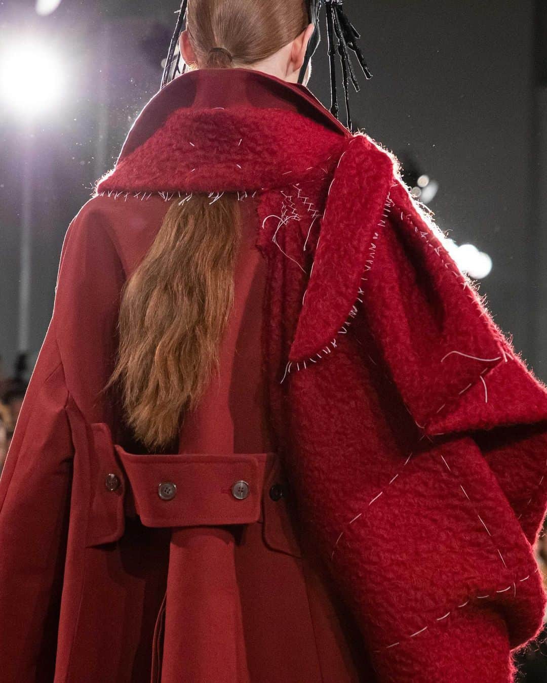 Maison Margielaさんのインスタグラム写真 - (Maison MargielaInstagram)「#MaisonMargiela ‘Défilé’ Co-ed AW20 Collection designed by @JGalliano Look 27 Burgundy cotton canvas oversized coat with a studded collar, worn with a detachable red wool bouclé asymmetric bow sleeve and black faux croc culottes. White Tabi Instapump Fury shoes and a Recicla teal leather 5AC bag.」2月27日 16時03分 - maisonmargiela