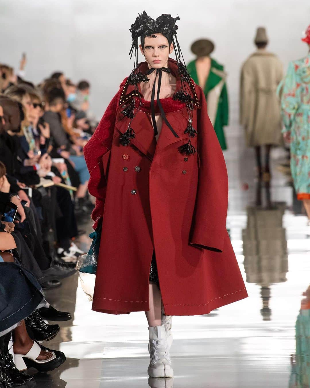 Maison Margielaさんのインスタグラム写真 - (Maison MargielaInstagram)「#MaisonMargiela ‘Défilé’ Co-ed AW20 Collection designed by @JGalliano Look 27 Burgundy cotton canvas oversized coat with a studded collar, worn with a detachable red wool bouclé asymmetric bow sleeve and black faux croc culottes. White Tabi Instapump Fury shoes and a Recicla teal leather 5AC bag.」2月27日 16時03分 - maisonmargiela