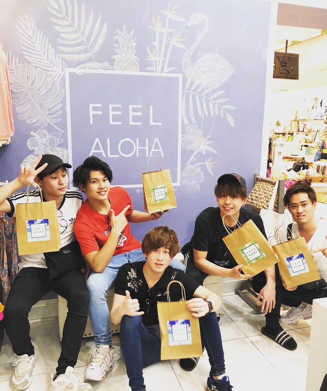 のインスタグラム：「. . Thank you, guys⭐️ . 皆さんでFEELALOHA Tシャツをお買い上げくださいました😆✨ . ありがとうございます✨ . また遊びに来てくださいね😁🎶 . #lillyandemma #hawaii #instagood #photooftheday #love #happy #tshirt #aloha #ハワイ #バケーション #tシャツ #ハワイ好き #ハワイ好きな人と繋がりたい」