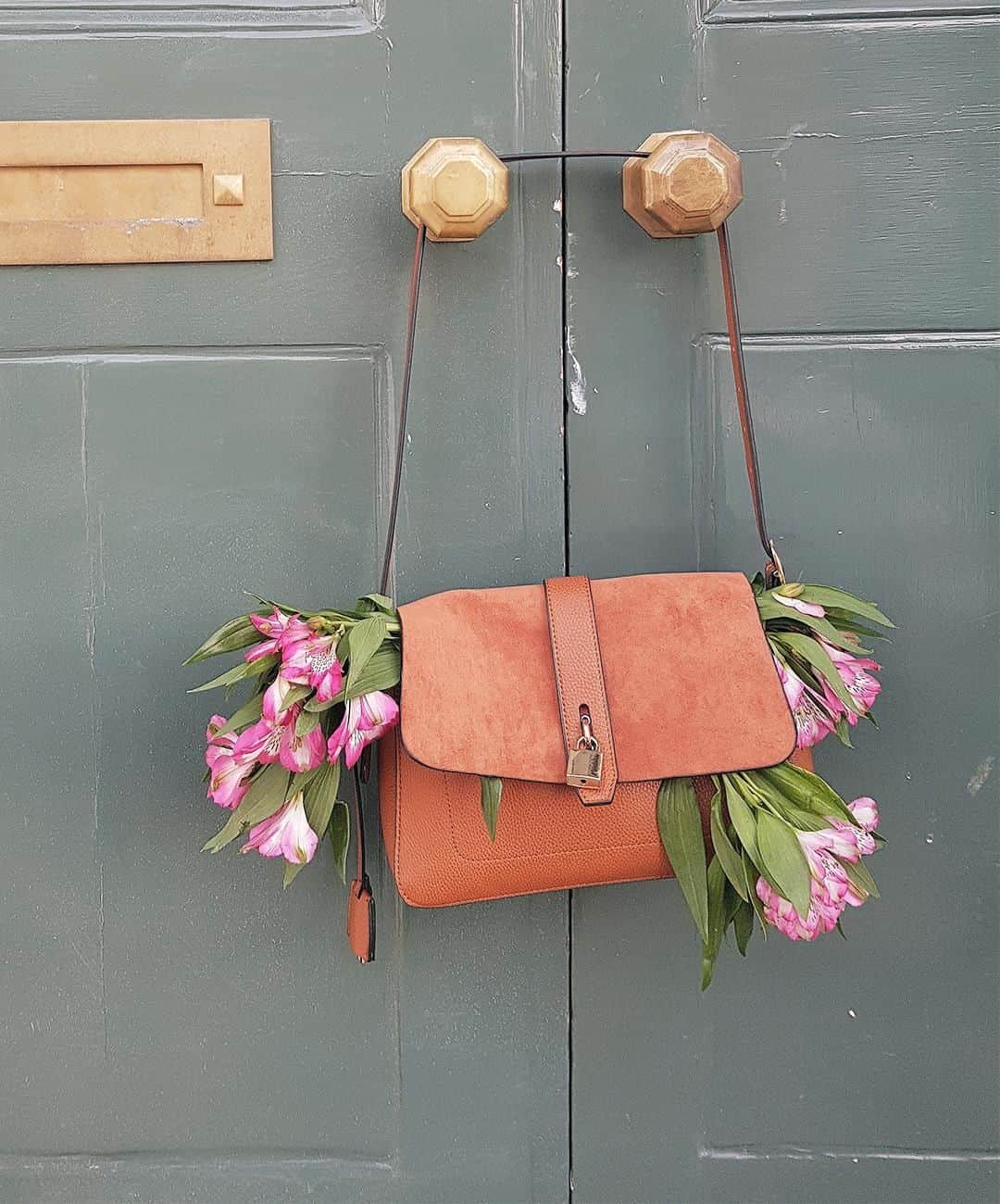 アクセサライズのインスタグラム：「Top pick of the (vegan) bunch. 📷: @nuriimolins 🔍: 8900142200  Tap the link in our bio to shop vegan bags.  #Accessorize #Accessorizer」