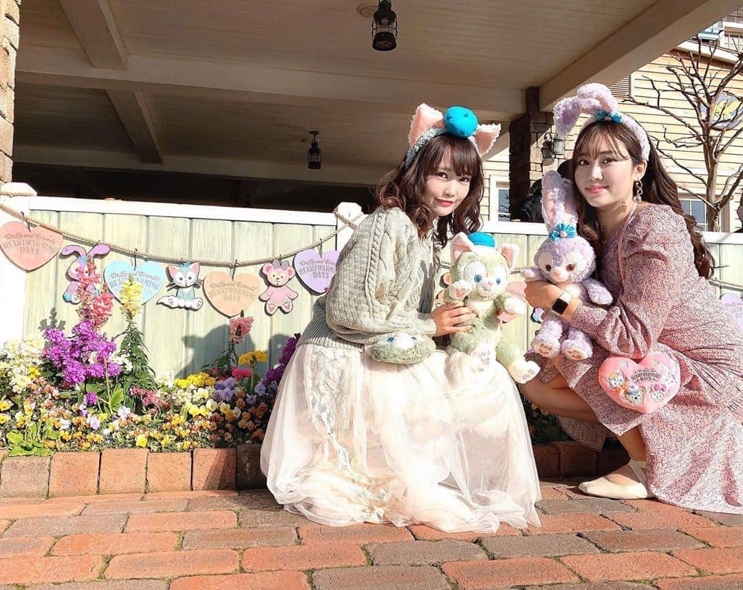 浅井麻里さんのインスタグラム写真 - (浅井麻里Instagram)「🌼🌼﻿ ﻿ ジェラトーニ＆ステラルーバウンド💕﻿ 💚🐱🐰💜﻿ ﻿ 同じキャラの双子コーデやるのも楽しいけど、﻿ ダフィフレみたいにそれぞれ違うキャラクターの﻿ バウンドで合わせるのも楽しい🎵﻿ ﻿ 写真3枚アップしてるよ⏩﻿ 3枚目の写真も、﻿ カチューシャ付きのうちらの影が映ってて﻿ 何気に好きな写真❤️😋﻿ ﻿ ﻿ 新しく出たミッキーバルーンのカプセルトイ﻿ 回しに行きたいけど、﻿ さすがにディズニー自重かなぁと。。﻿ 残念（ ; ; ）💦💦﻿ ﻿ ﻿ #ジェラトーニバウンド#ハートウォーミングデイズ#ディズニーシー#ジェラトーニコーデ#ダッフィーフレンズ#ジェラトーニ#ステラルー#tokyodisneyresort#tokyodisneysea#disneysea#gelatoni」2月27日 16時04分 - mari_asai_625