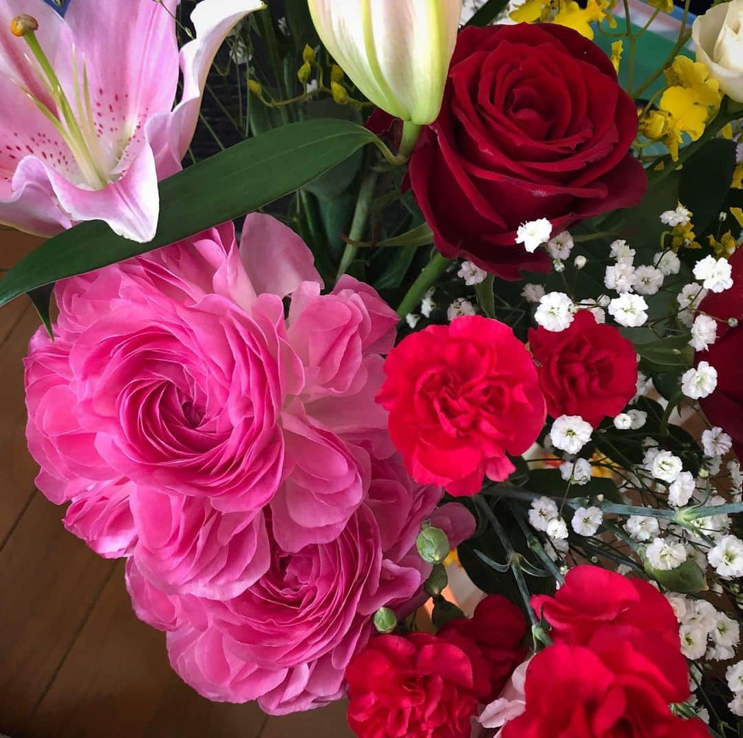 遠山景織子さんのインスタグラム写真 - (遠山景織子Instagram)「クランクアップ💐大きな素敵な花束を頂きました。スタッフキャストの皆さまありがとうございました。感激😢😊 #クランクアップ #クランクアップ花束  #大きな薔薇 #印象的  #お疲れ様でした #放送日はまたお知らせします  #遠山景織子」2月27日 16時19分 - kyooko.9.tooyama