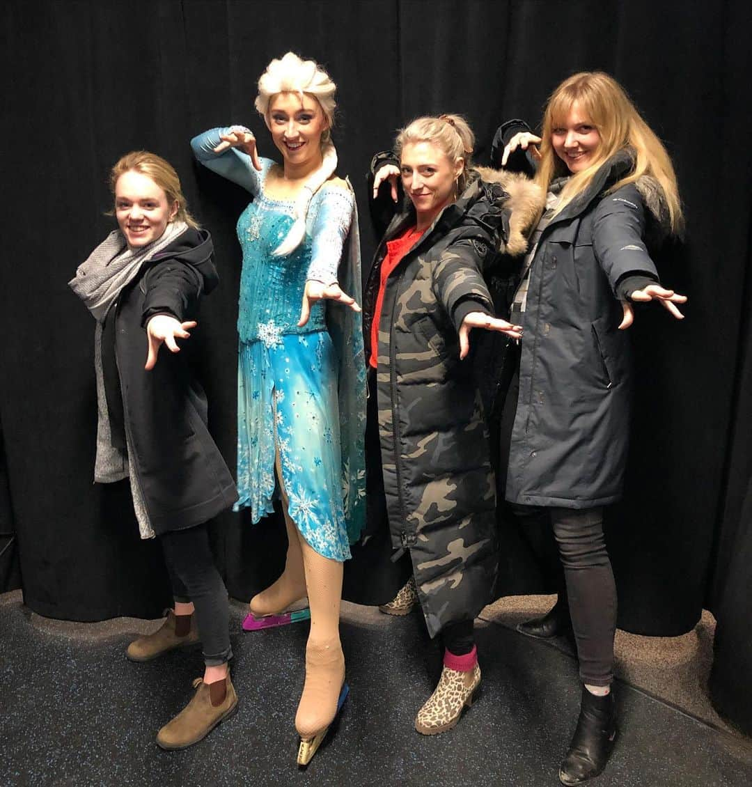 アレクシ・ギレスのインスタグラム：「Missing my sisters❤️❄️ • • • #sisters #sistersquad #twin #twinning #twinsisters #family #love #familyfirst #elsa #disneyonice #toronto #waybackwednesday #thesix #lovethem #iceskaters #skating」