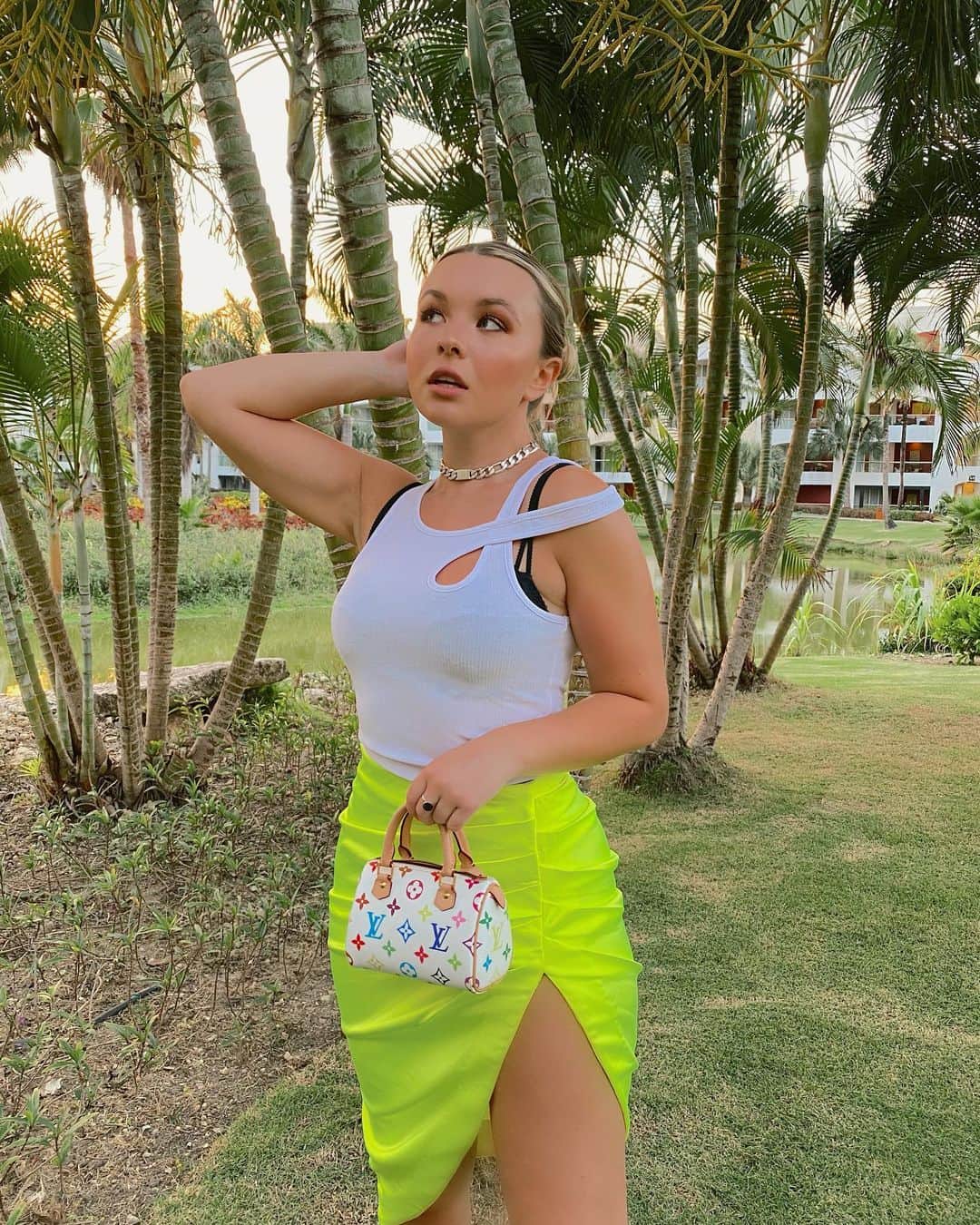 トーリ・ウェブスターのインスタグラム：「resort casual, lol 💚💛🧡」