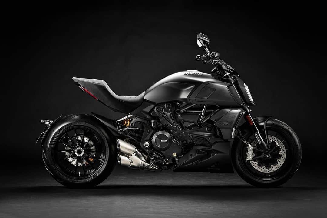 のインスタグラム：「【モーターサイクルショー 展示車両紹介/ディアベル1260 S】 ・テスタストレッタDVTエンジン＆トレリスフレーム ・前後オーリンズ製サスペンション ・スポーツネイキッドのパフォーマンス  2019年にフルモデルチェンジしたディアベル1260。「ディアベル1260 S」はそのスポーツバージョンで、前後にオーリンズ製サスペンションを装着。ブレーキパーツもアップデートしています。2020年モデルの特徴はカラーリングです。燃料タンクとその両サイドのインテーク、またテールライトをセットするシート裏側まで、カラーや素材の組み合わせをアレンジしました。  2010年に発表したディアベルは、ドゥカティが造り上げた新しい解釈のスポーツネイキッドモデル。2019年にラインナップし第二世代モデル「ディアベル1260」となり、新しいスポーツネイキッドモデルというコンセプトをさらに進化させました。  その特徴は、可変バルブタイミングエンジン/テスタストレッタDVTエンジン。デスモドロミックらしい高回転域でのスポーティなエンジン特性を維持しながら、低回転域では力強くてスムーズな特性も併せ持つ、まさに二面性を持ったエンジンの出力特性になっています。フレームはスチールパイプを組み合わせた、ドゥカティ伝統のトレリス構造を採用。エンジンをフレームの一部として利用することで、高い剛性を確保しながら、フレームそのものは軽量でコンパクトに仕上げています。  そしてハンドル/シート/ステップが造り上げるライディングポジションは、ネイキッドモデルのように自然で、同時にスポーツライディングもしっかりと楽しめるポジションの自由度と深いバンク角を確保しています。  ディアベル1260 Sは大阪および東京会場に展示します。  大阪・東京モーターサイクルショーの出展概要の詳細は @ducatijapan のプロフィール画面のURLからご覧ください。  #大阪モーターサイクルショー2020 #TMCS2020 #ducati #ドゥカティいいじゃん #はじめようバイク」