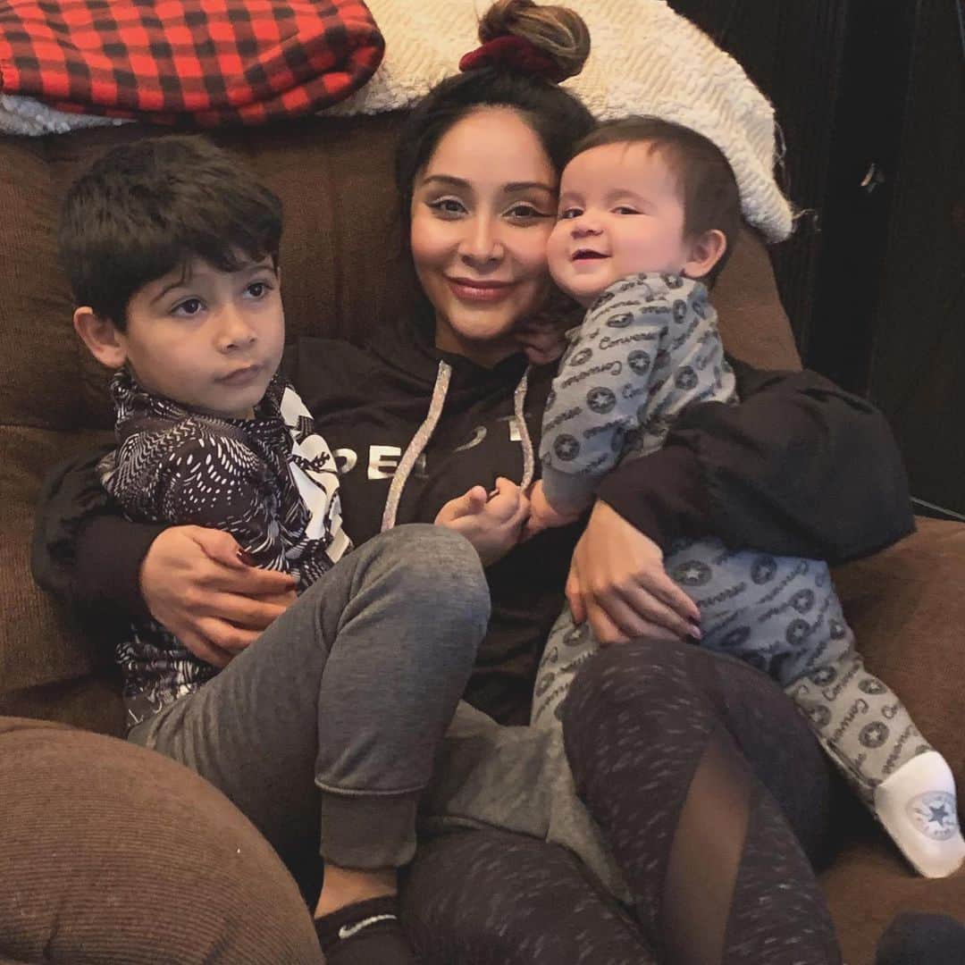 ニコール・ ポリッツィのインスタグラム：「Mawma’s Boys 💙🙏🏽💋 #HappyMom」