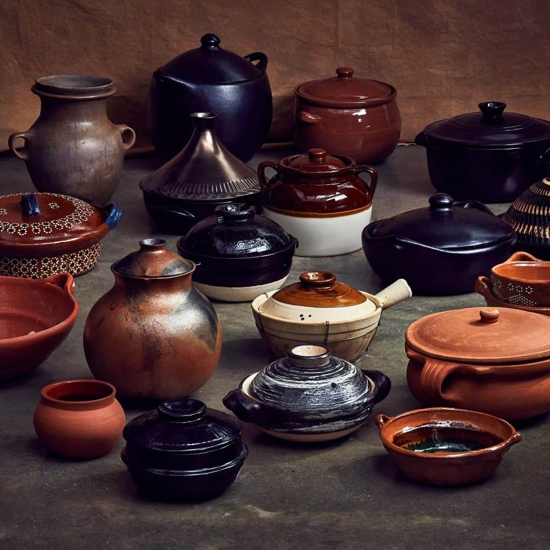 Food & Wineさんのインスタグラム写真 - (Food & WineInstagram)「For over 20,000 years, people around the globe have been cooking with clay pots. For the past year, Senior Food Editor @maryfrancesheck and our test kitchen team have spent a LOT of time cooking in and collecting them, and our ultimate guide brings the ancient cooking medium home to the modern kitchen. It's ideal for simmered soups and curries, for braises or tender baked meats where the juices create self-basting steam, and for evenly and perfectly cooked rice or beans. Plus, @chrissyteigen has been known to make her husband @johnlegend's chili in a clay tagine. 🙃 Tap the link in our bio for our guide to claypot cooking and the recipes you should tackle first. 📷: @protazio」2月27日 8時30分 - foodandwine