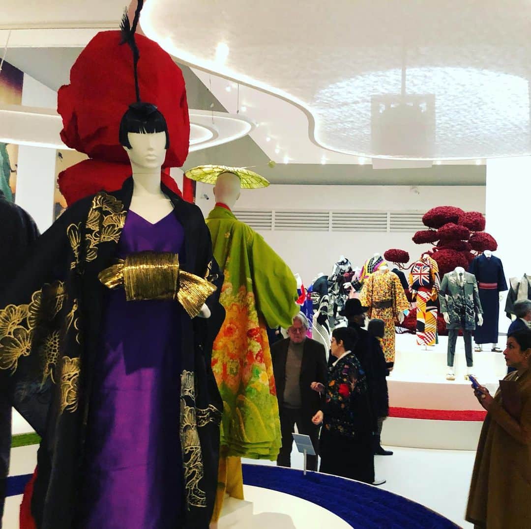 コシノジュンコのインスタグラム：「2月29日よりロンドンにある、ヴィクトリアアンドアルバートミュージアムにて、Kimono: Kyoto to Catwalk展にJUNKO KOSHINOの作品が展示されます。#kimono #design #junkokoshino#v&a #london」