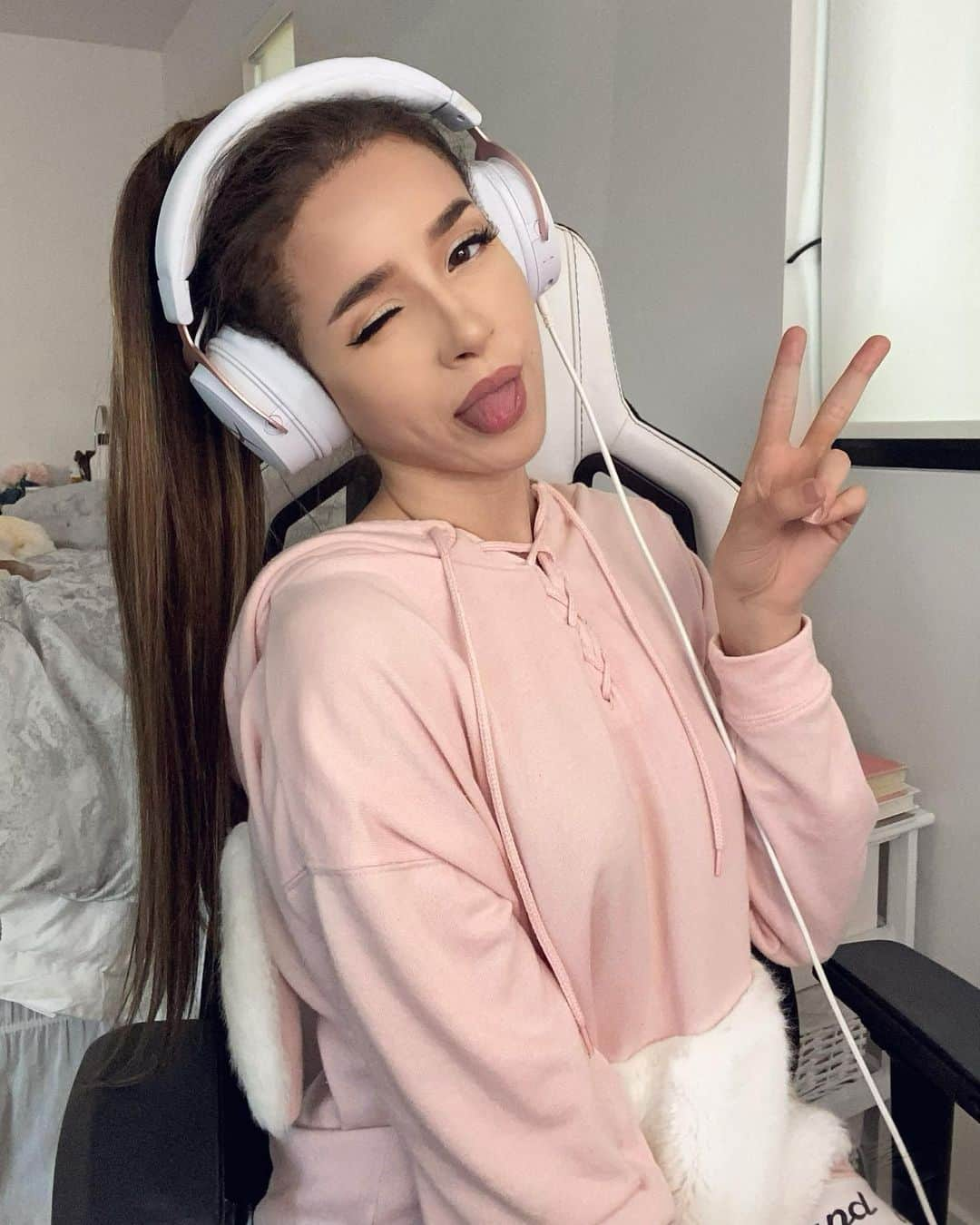 Pokimaneさんのインスタグラム写真 - (PokimaneInstagram)「ariana grande but gamer girl 🎧💖」2月27日 8時35分 - pokimanelol