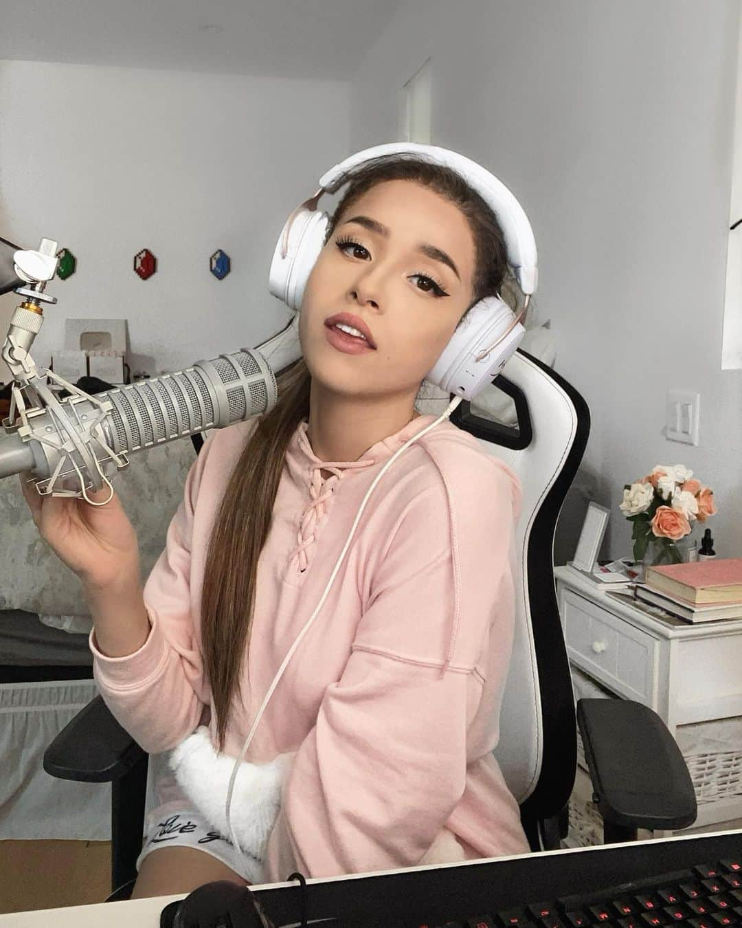 Pokimaneさんのインスタグラム写真 - (PokimaneInstagram)「ariana grande but gamer girl 🎧💖」2月27日 8時35分 - pokimanelol