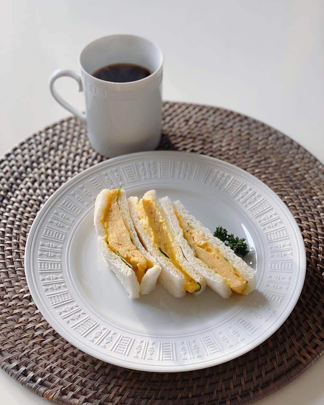 のインスタグラム：「Good Morning☕️💛 ・ 朝起きたらテーブルの上にお土産の玉子サンドが🤤✨ ずっと食べてみたかった、祇園の喫茶サンの玉子サンド♡♡♡ ・ ・ 冷めても美味しいと聞いていて、夜からしか開いていないのでなかなか行けなかったお店でした！ ・ 朝炭水化物は普段控えているので、とってもスペシャルな朝ごはんに😆💛 ・ ・ #喫茶サン #玉子サンド #たまごサンド #京都グルメ」