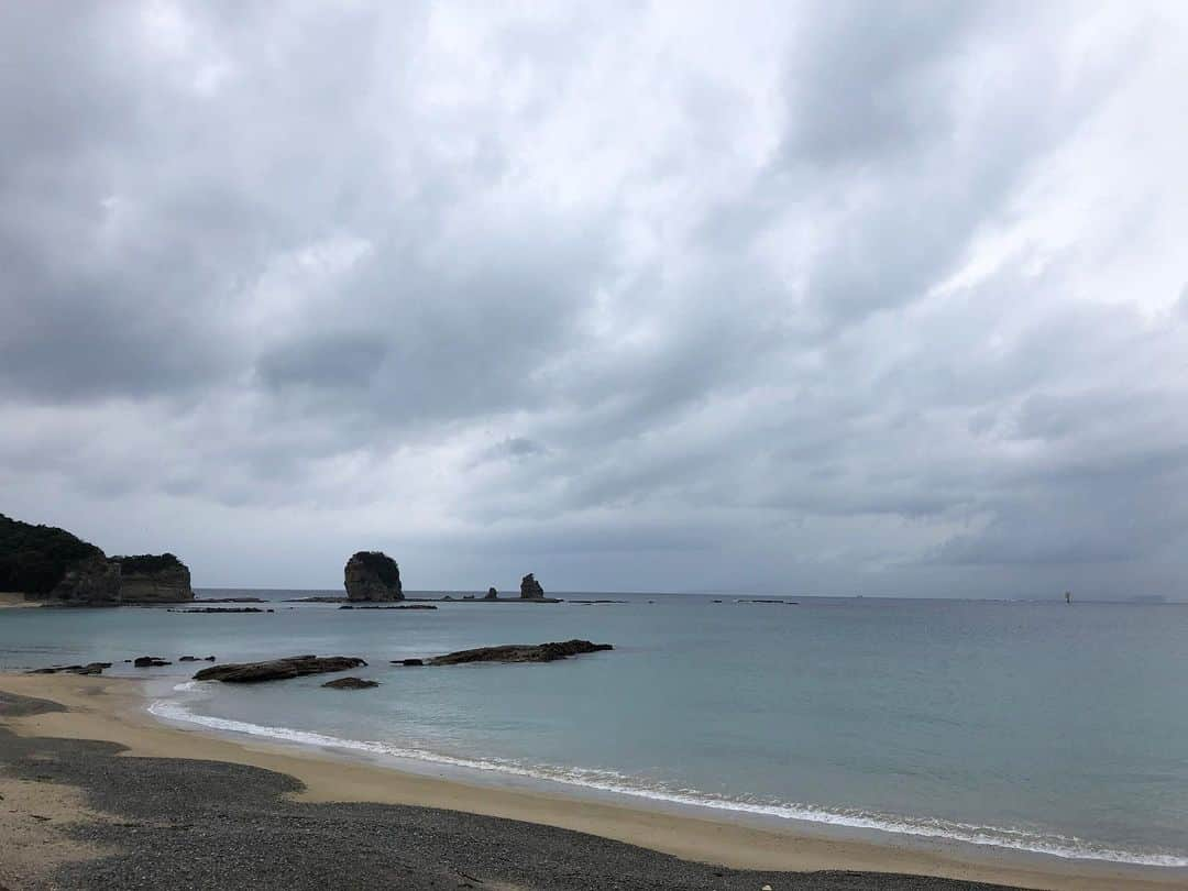 甲斐みのりさんのインスタグラム写真 - (甲斐みのりInstagram)「通りかがって気になって、立ち寄ってみたら最高だった喫茶店「白浜バンガロー」。 朝一番のコーヒーを飲みつつおしゃべりしながら海を眺めた。 京都大学白浜水族館のすぐ近く。 田辺はもちろん、白浜もいい町。  #暮らすように旅する田辺 #朝昼夕夜田辺めぐり #喫茶喫茶喫茶」2月27日 8時43分 - minori_loule