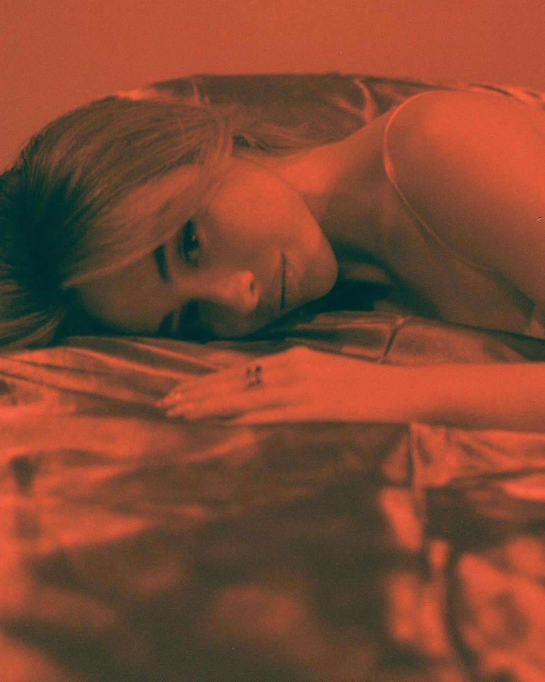 サブリナ・カーペンターのインスタグラム：「how are u all liking honeymoon fades? 🥀」