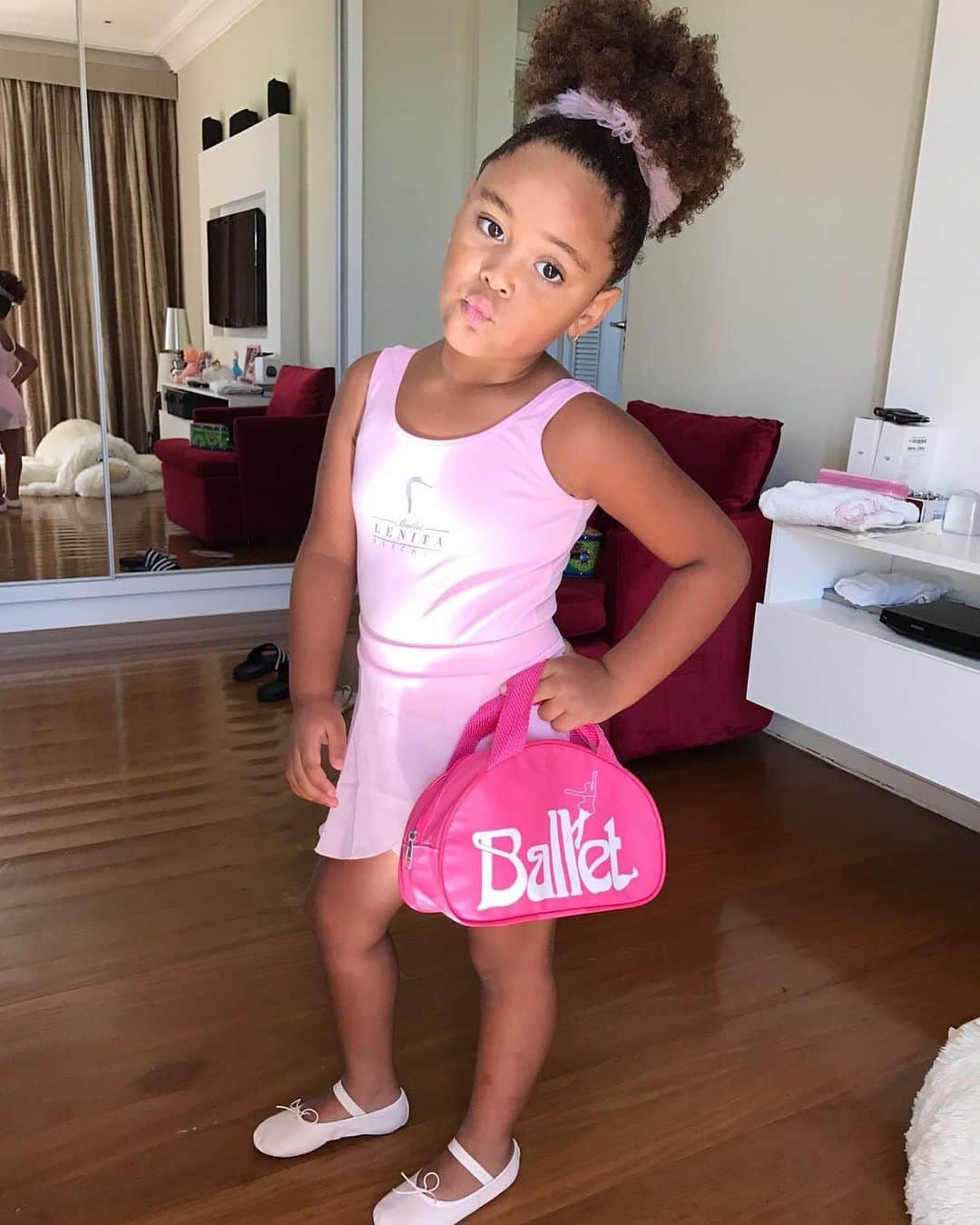 ルイス・アドリアーノのインスタグラム：「Hoje minha princesinha está completando 7 anos!! Meu amor, que você sempre seja essa criança cheia de amor e alegria ! Minha princesinha, você é um dos melhores presentes que Deus me deu! Você veio pra completar minha vida e pra me encher de amor!!! O papai te ama muito! Minha princesa 👑❤」