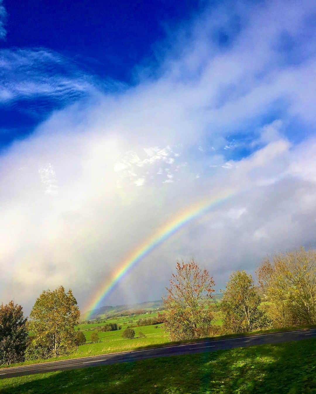 一木美里さんのインスタグラム写真 - (一木美里Instagram)「🌈𝑆𝑜𝑚𝑒𝑤ℎ𝑒𝑟𝑒 𝑜𝑣𝑒𝑟 𝑡ℎ𝑒 𝑟𝑎𝑖𝑛𝑏𝑜𝑤﻿ 𝑊𝑎𝑦 𝑢𝑝 ℎ𝑖𝑔ℎ﻿ 𝑇ℎ𝑒𝑟𝑒’𝑠 𝑎 𝑙𝑎𝑛𝑑 𝑡ℎ𝑎𝑡 𝐼 ℎ𝑒𝑎𝑟𝑑 𝑜𝑓﻿ 𝑂𝑛𝑐𝑒 𝑖𝑛 𝑎 𝑙𝑢𝑙𝑙𝑎𝑏𝑦🌈﻿ ﻿ ﻿ #England#LakeDistrict﻿#MillyLondon #tbt#rainbow#イギリス旅行#湖水地方﻿ #JudyGarland#overtherainbow」2月27日 8時56分 - misato_ichiki