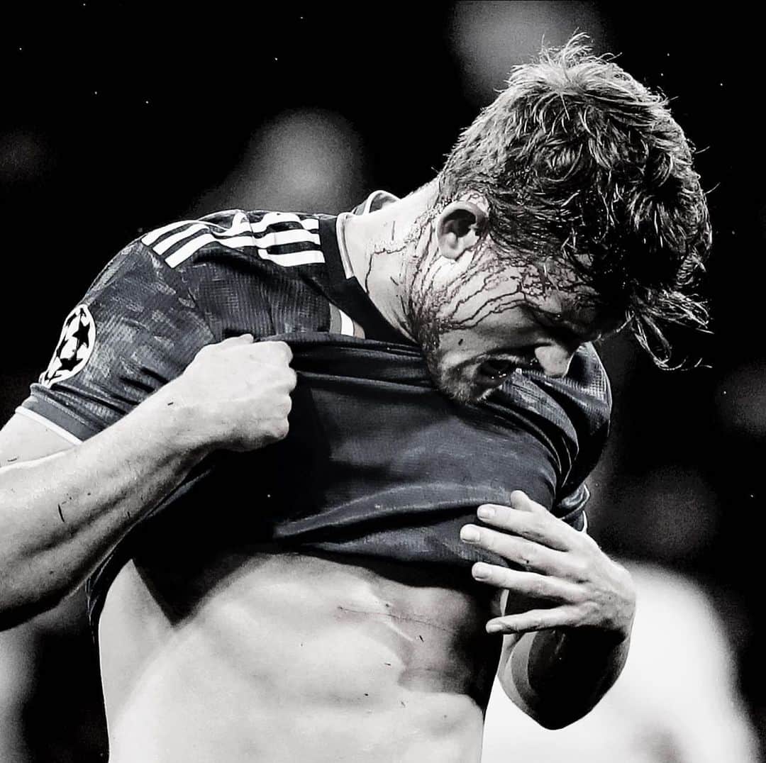 マタイス・デ・リフトのインスタグラム：「Tough game for us today. We have to stick together for the important weeks coming up! @juventus」