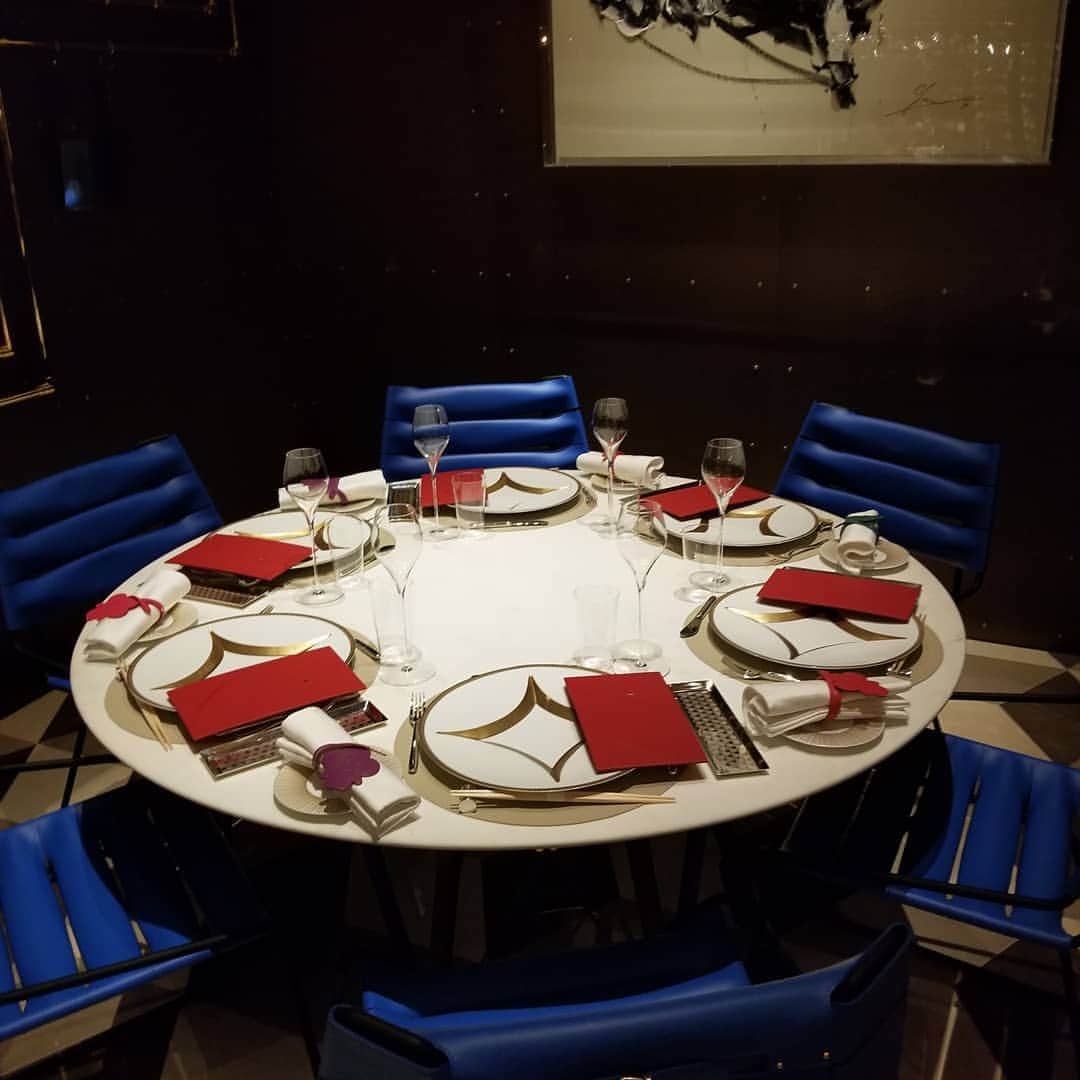 今堀恵理さんのインスタグラム写真 - (今堀恵理Instagram)「心斎橋のLouis Vuittonに出来た完全紹介制のレストラン  @yosuke_suga  さんの大阪店  @sugalabo_v 『SUGALABO V』  にて誕生日Dinner 2月14日にオープンしたばかりの話題のお店です  Louis Vuittonのドアから入って @ryo_chablis シェフの目の前のカウンターに座りました💕 最初から最後まで感動の連続。美味しく楽しいお店  ペルシュウでスガラボ米を包んで手で食べる。とか、ルイヴィトンのケースからトリュフが出て来るとか、全部楽しい✨  誕生日ケーキはスタッフみんながHappy Birthdayを歌ってくれてびっくり‼️　わくわくドキドキいっぱい  今回はご近所の　@7mayu2mayu　 @katocyanman69  と行きました。美味しかった～  #louisvuitton #スガラボ　#sugalabo #紹介制　#vuittonmania #感動の連続　#chanel #世界初　#sugalabov  #誕生日　#happy #thankyou #大阪グルメ」2月27日 9時01分 - eriimahori