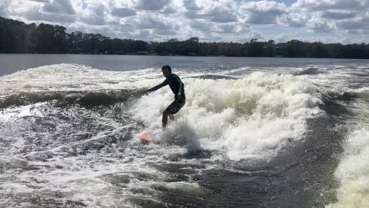 手塚翔太のインスタグラム：「My first PartyWave with fun crew!🏄🏼‍♂️🌊 Shredding on @obrienwatersports surf board behind my @supra_boats Wave😳🙌🏻🔥 #PartyWave #SundayFunday」