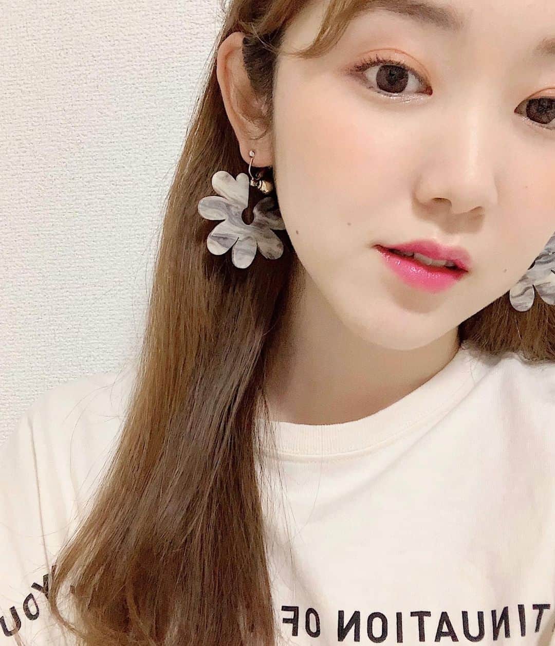 mina hinokuchiのインスタグラム：「. SSのカタログで使ってたYSLのリップ💄 撮影中オススメして頂いてモデルさんにも使っていたピンクのリップをget♡ 最近オレンジやレッド系のリップ多かったから ピンクつけるだけで春っぽくなって気分up🌼 . マットなリップなので、 上からDiorのグロスを重ねました♪♪ . #ysl #yslbeauty #dior #mina_メイク #cosmetics #makeup #메이크업 #화장품」