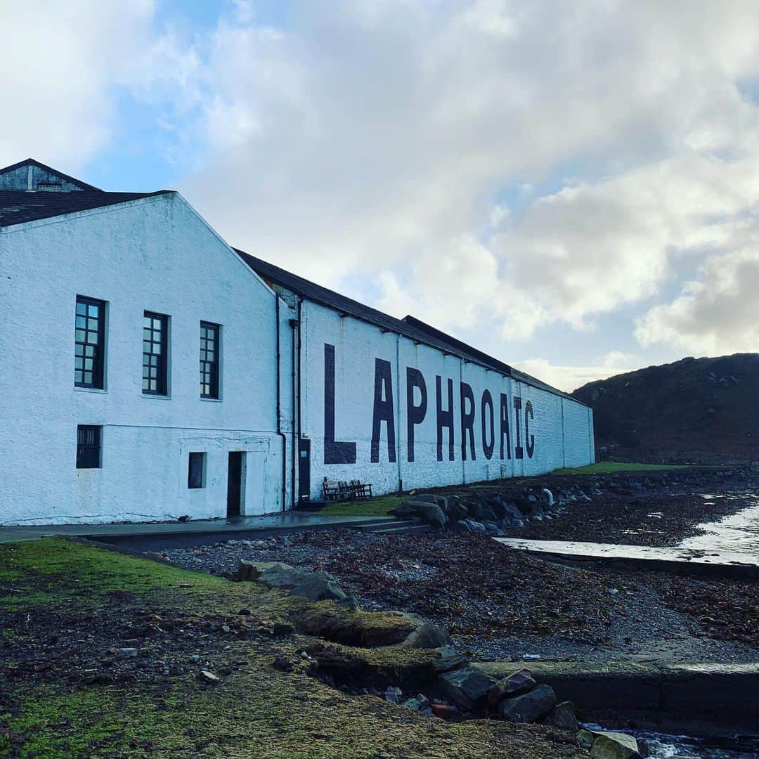 磯部寛之のインスタグラム：「Laphroaig. Hiro ラフロイグの蒸留所。写真では何度も見た事あったけど、自分でこれを撮る日が来るとは◎ひろ #laphroaig #distillery」