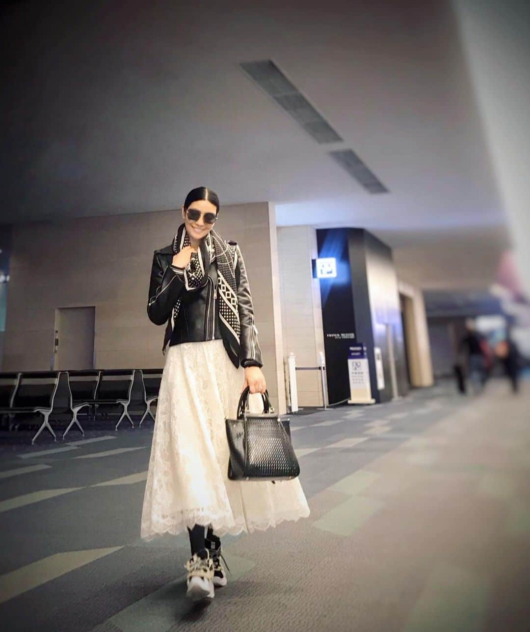 アンミカさんのインスタグラム写真 - (アンミカInstagram)「QVCのTSVを終え、その足でパリコレのためパリへ出発✈️ 。 モノトーンコーデで、気温1度の雨のパリ☔️に備え防寒♨️ 。 5月発売の @pelleborsajapan の新作の、メッシュレザーのリュックBAGを持って！ 。 (撮影の一瞬だけマスクを外しました) 。 #このBAGは中にすごく可愛い仕切りインナーBAGが入っててそのBAGごと取り出せて他のBAGに入れられる！ #レザーJKを脱げば伸び伸びのレースワンピ #首は冷やしたくないからモノトーン柄のカシミヤ混スカーフを巻いて🧣 ワンピ　　#tadashishoji レザーJK  #lanvin  スカーフ　#hermes  スニーカー　#n21  BAG  #pelleborsajapan  #ootdfashion #tripfashion #monotonecode」2月27日 9時27分 - ahnmikaofficial