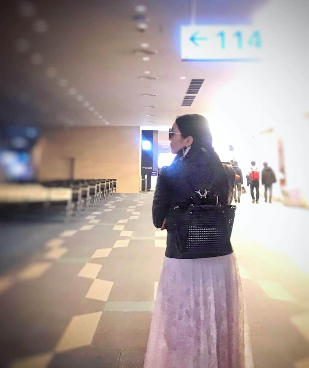 アンミカさんのインスタグラム写真 - (アンミカInstagram)「QVCのTSVを終え、その足でパリコレのためパリへ出発✈️ 。 モノトーンコーデで、気温1度の雨のパリ☔️に備え防寒♨️ 。 5月発売の @pelleborsajapan の新作の、メッシュレザーのリュックBAGを持って！ 。 (撮影の一瞬だけマスクを外しました) 。 #このBAGは中にすごく可愛い仕切りインナーBAGが入っててそのBAGごと取り出せて他のBAGに入れられる！ #レザーJKを脱げば伸び伸びのレースワンピ #首は冷やしたくないからモノトーン柄のカシミヤ混スカーフを巻いて🧣 ワンピ　　#tadashishoji レザーJK  #lanvin  スカーフ　#hermes  スニーカー　#n21  BAG  #pelleborsajapan  #ootdfashion #tripfashion #monotonecode」2月27日 9時27分 - ahnmikaofficial