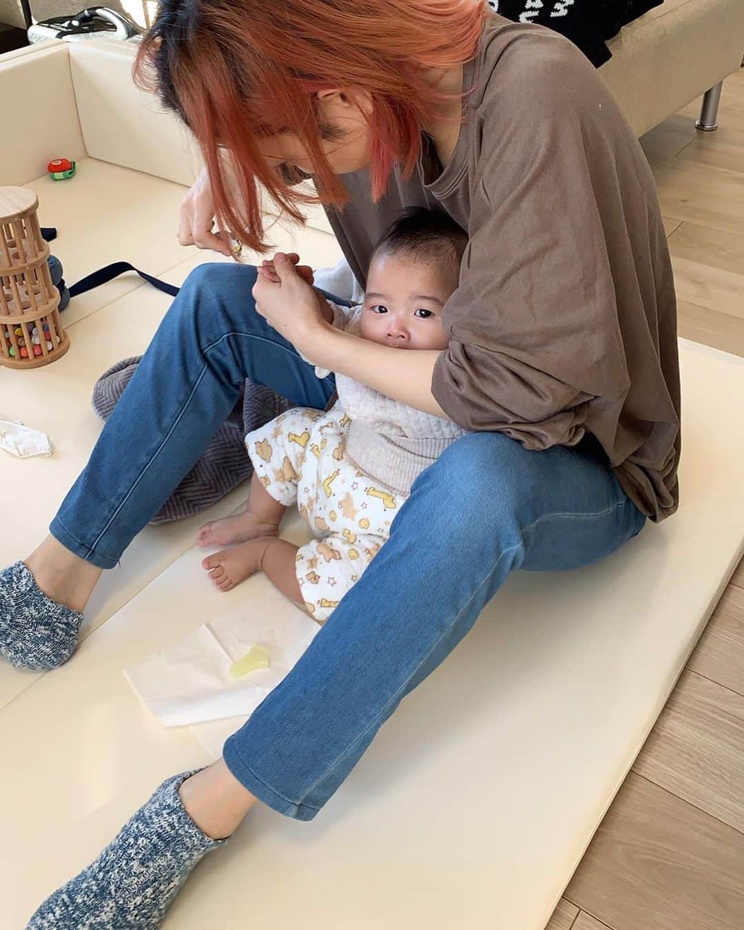 伊藤春香さんのインスタグラム写真 伊藤春香instagram インスタ映えしない日常 旦那撮影 爪切ってます 日常風景 赤ちゃんのいる生活 生後5ヶ月 新米ママ ベビーサークル 朝の風景 2月27日 9時41分 Ha Chu