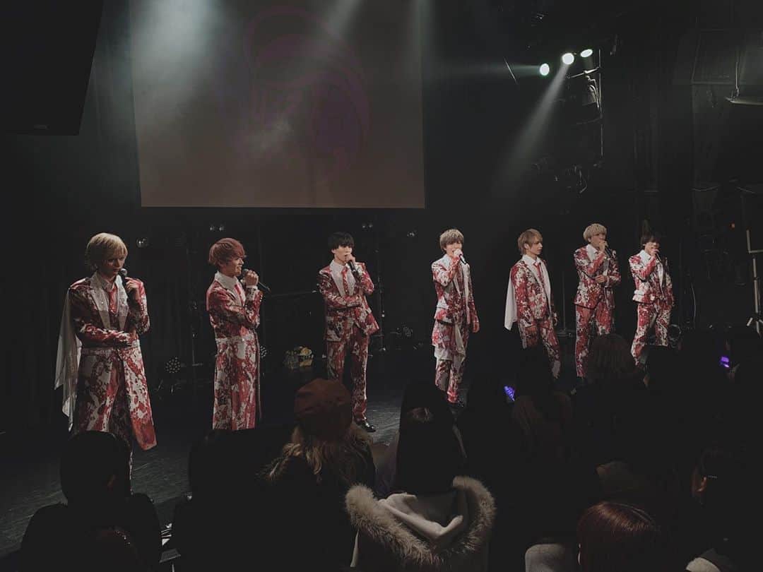 BUZZ-ER.のインスタグラム：「club asiaにお越しくださり、ありがとうございました😊 久しぶりのライブハウスでのパフォーマンスでした🐝✨ FEARLESSさん、新生おめでとうございます🎉」