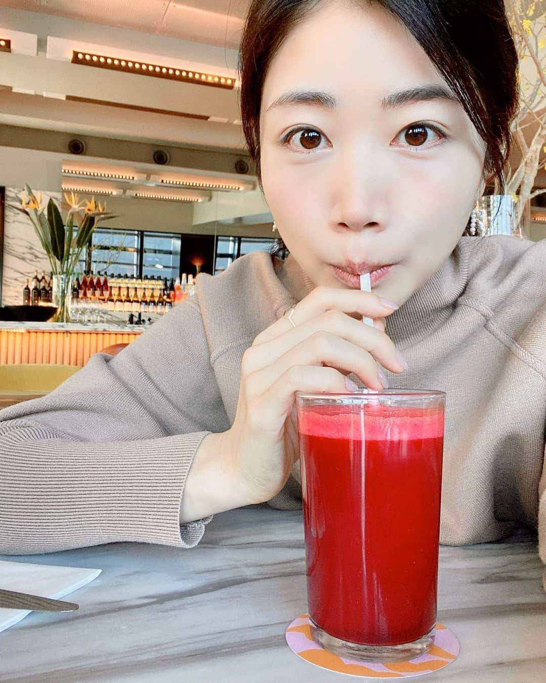 夏目愛美さんのインスタグラム写真 - (夏目愛美Instagram)「♡ 起きた時はちょっと体調悪いなって思ったけど ビーツと人参のジュース飲んで パンケーキ食べたら元気になりました☺️ #お腹空いてただけ？ #単純な体に感謝🙏 #朝活 #朝食 #パンケーキ #bills #銀座 #東京 #instagood」2月27日 9時44分 - manami_natsume