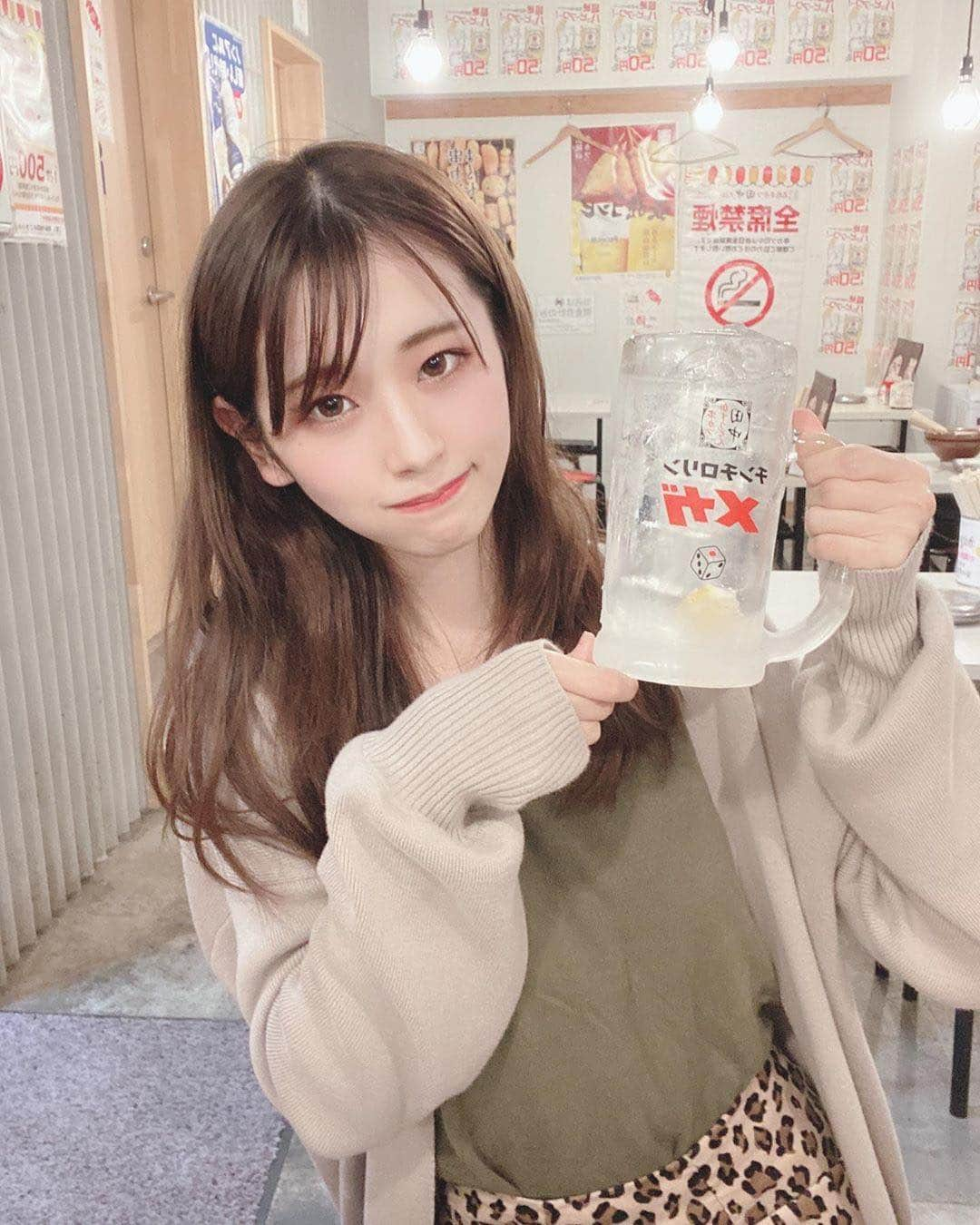 串カツ田中さんのインスタグラム写真 - (串カツ田中Instagram)「. @87f_163_ さん より この度のご来店と、嬉しいお言葉まで…ありがとうございます😢 . 串カツ田中のチンチロリンは奇数を出すと倍額倍量のメガジョッキに！😳 損はないので、田中に来たらチンチロが断然オススメです！ ----------------------------------------------------- . . どこの居酒屋より串カツ田中が好きかもしれない🤔 串カツ田中の梅きゅうめちゃくちゃ美味しいからおすすめ✌️ . チンチロしたらメガになってしまったわたしのレモンサワー🍋 . . ----------------------------------------------------- . みなさんも #串カツ田中 で投稿してみてくださいね。投稿いただいた素敵なお写真を、串カツ田中の公式アカウントでご紹介させていただいております！ . . #串カツ#串カツ田中#2度づけ禁止#揚げたて#大阪伝統の味#大阪グルメ#グルメ好きな人と繋がりたい#東京グルメ#無料#関西グルメ#大阪人#ひるのみ#ゾロ目#おいしかった😋#のみすたぐらむ#はしご酒#大阪の味#安い居酒屋#くしかつ#ランチグルメ#大阪飯#串カツランチ#ぐるめすたぐらむ#パクパク食べる#串揚げ屋#かぞくごはん#運任せ#サワー好き#さけすたぐらむ#どりんく」2月27日 9時51分 - kushikatsu_tanaka