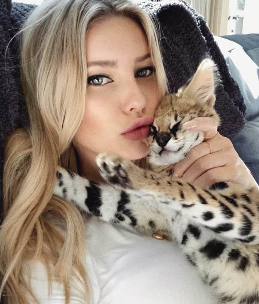 Katelyn Byrdのインスタグラム：「Gonna smother you with smooosshes forever 🤍」